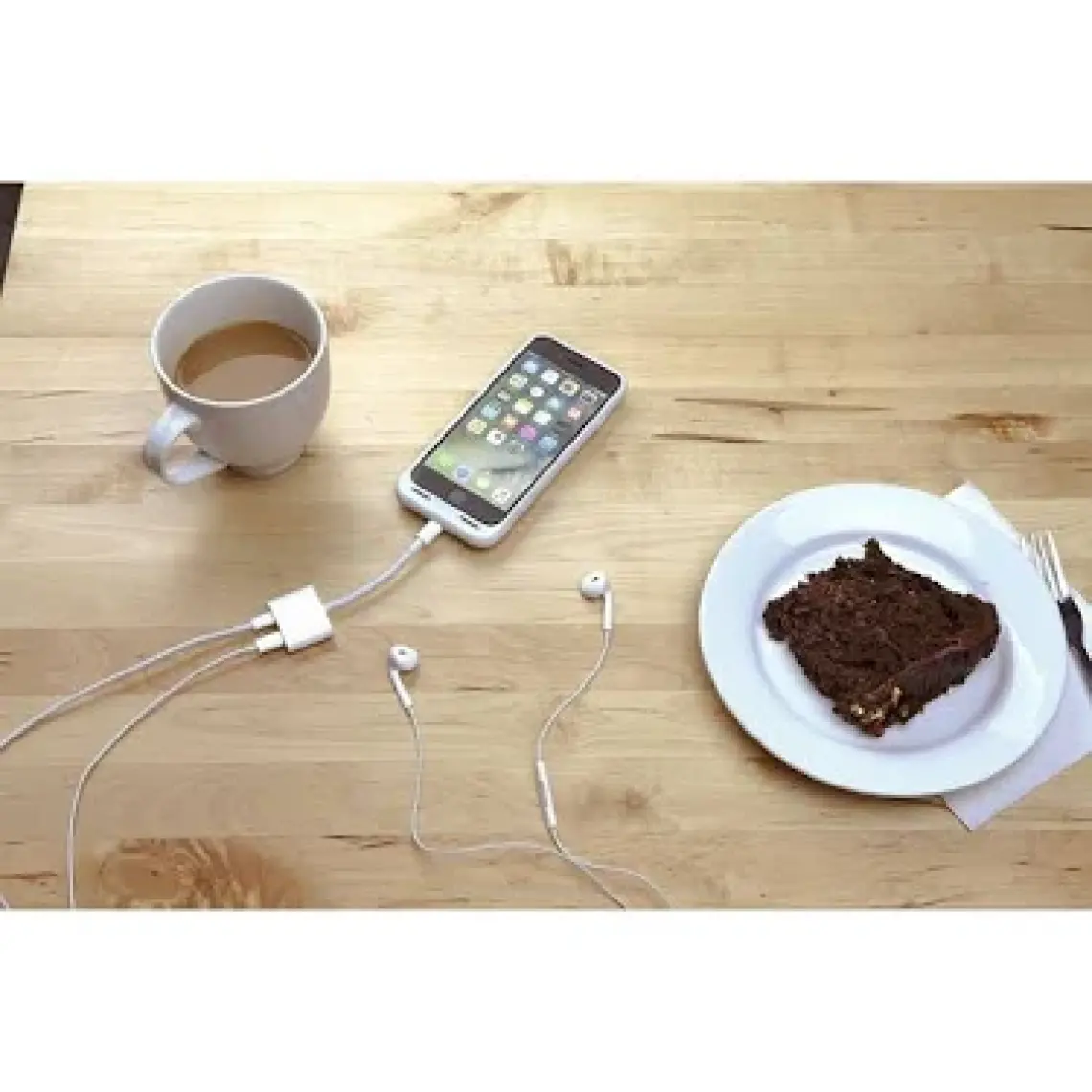 Belkin Lightning Şarj + Ses Girişi Çoğaltıcı F8J198BTWHT