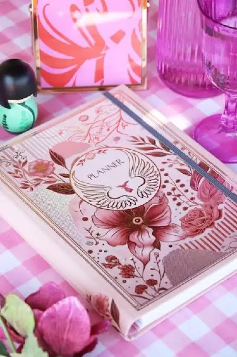Victoria's Journals Gizli Spiralli Süresiz Planlayıcı Ajanda 17x24 Cm 100 gr. 3 adet ayraç-Haftalık bölümü 112 sayfa-To Do bölümü 30 sayfa-Noktalı Not bölümü 50 sayfa