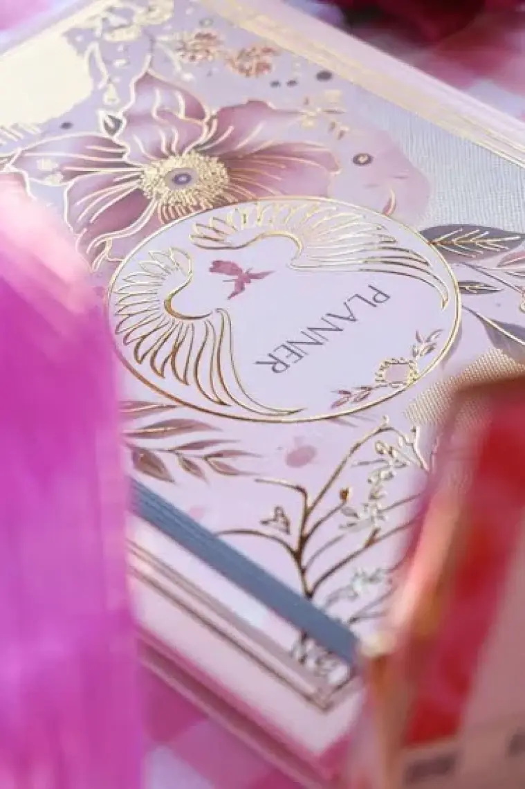 Victoria's Journals Gizli Spiralli Süresiz Planlayıcı Ajanda 17x24 Cm 100 gr. 3 adet ayraç-Haftalık bölümü 112 sayfa-To Do bölümü 30 sayfa-Noktalı Not bölümü 50 sayfa
