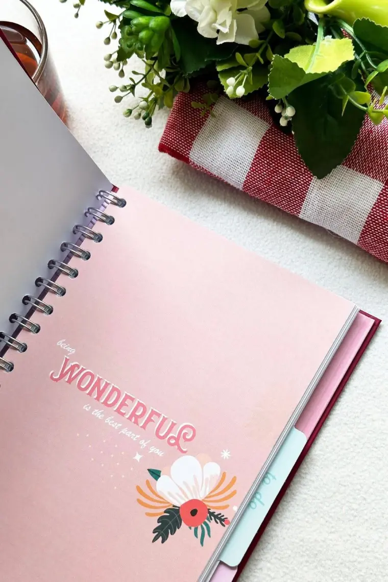 Victoria's Journals Gizli Spiralli Süresiz Planlayıcı Ajanda 17x24 Cm 100 gr. 3 adet ayraç-Haftalık bölümü 112 sayfa-To Do bölümü 30 sayfa-Noktalı Not bölümü 50 sayfa