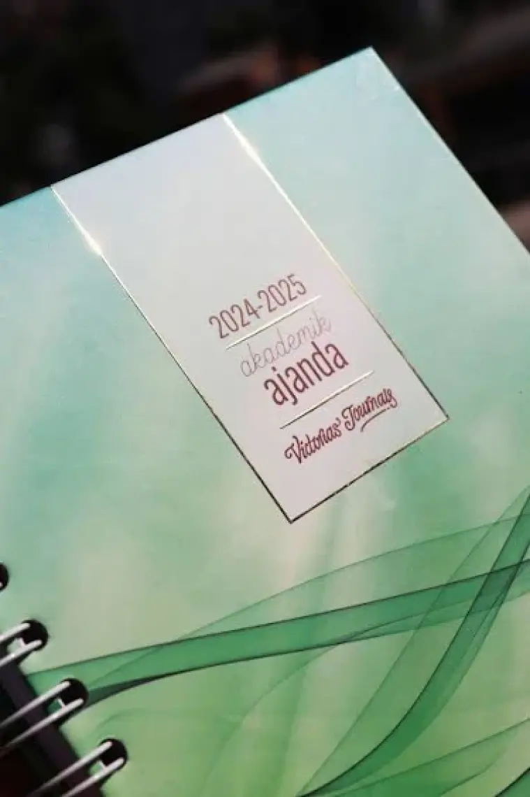 Victoria's Journals Spiralli Sert Kapak Akademik Ajanda 2024-2025 Lastikli 17X23 cm 100 Gram 192 Sayfa 124-1270