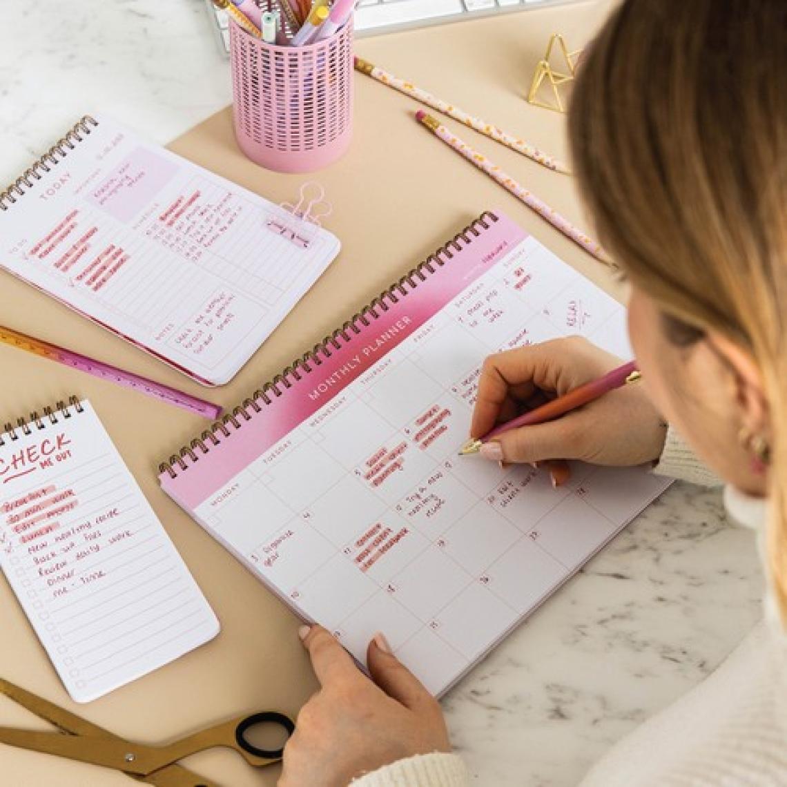 Paperora A4 Haftalık ve Günlük 3’lü Masaüstü Süresiz Planlayıcı Set – Aura/kalp