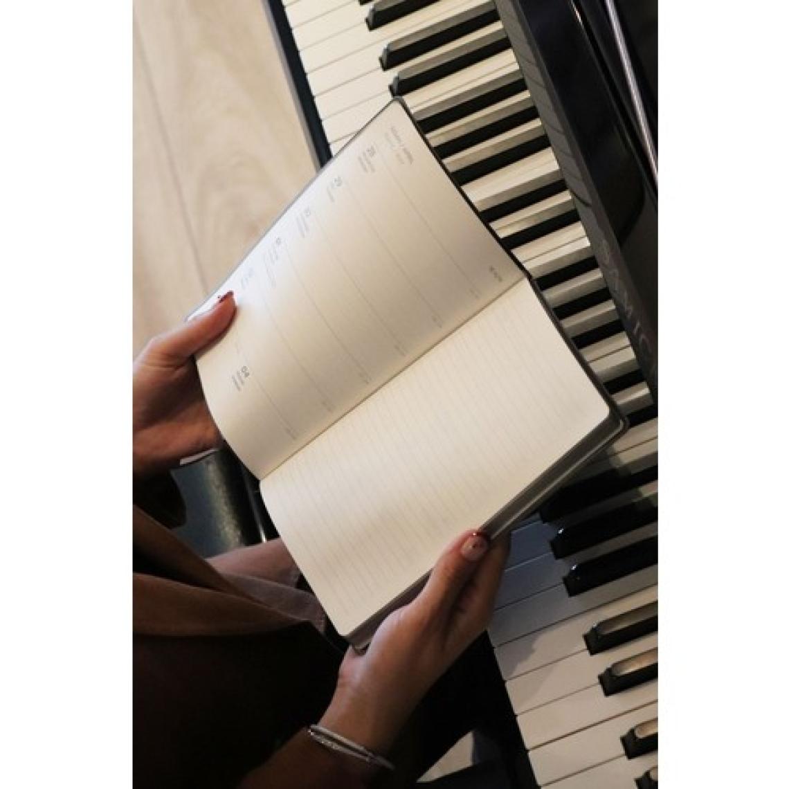 Victoria's Journals Kuka 2025 Haftalık Ajanda A5 14 x 21 cm Esnek Kapak Ivory 80 gr