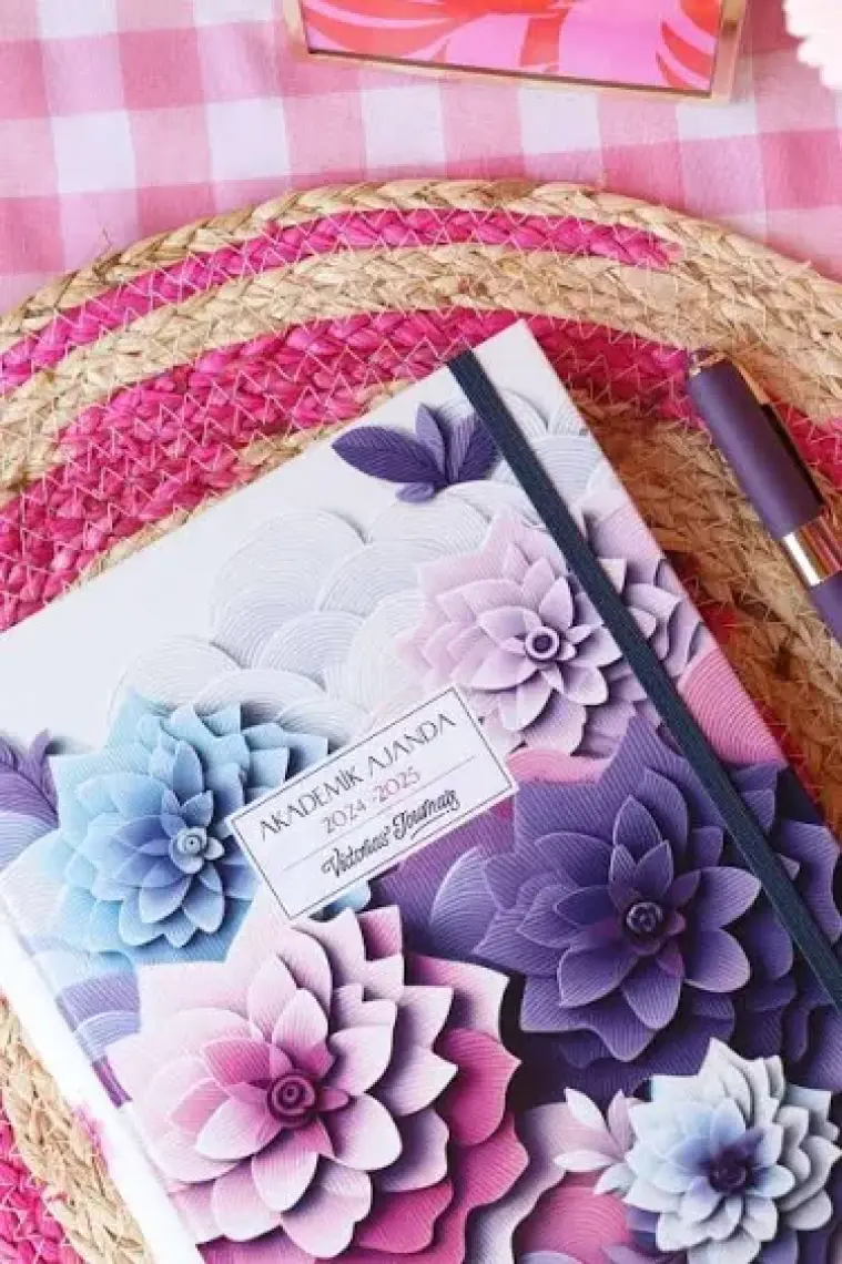 Victoria's Journals Gizli Spiralli Akademik Ajanda 2024-2025 Lastikli 17X23 cm 100 Gram 192 Sayfa 124-1263