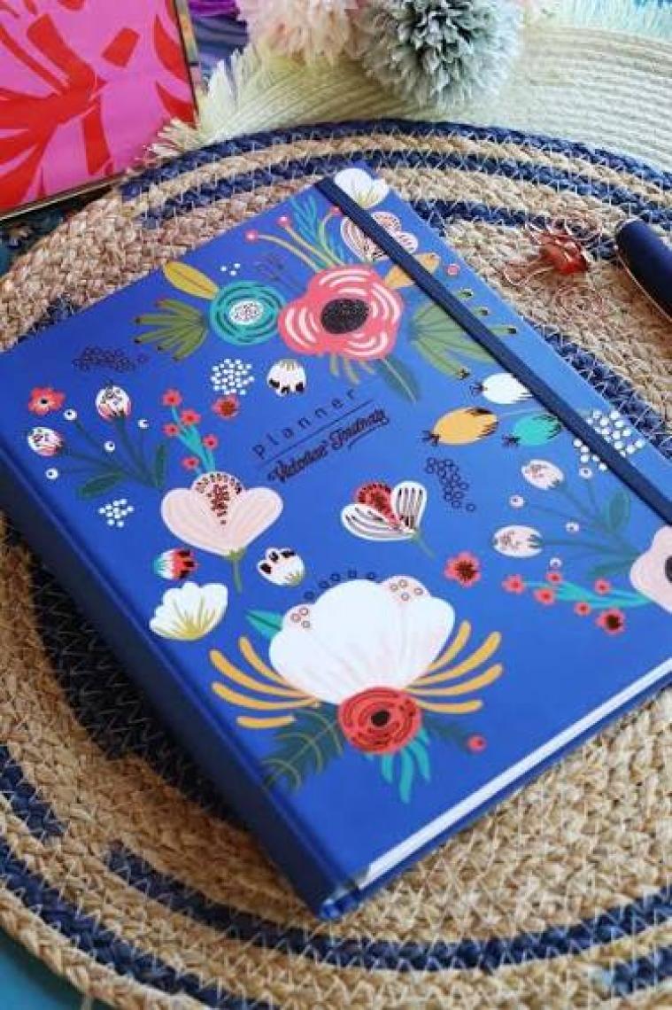 Victoria's Journals Gizli Spiralli Süresiz Planlayıcı Ajanda 17x24 Cm 100 gr. 3 adet ayraç-Haftalık bölümü 112 sayfa-To Do bölümü 30 sayfa-Noktalı Not bölümü 50 sayfa