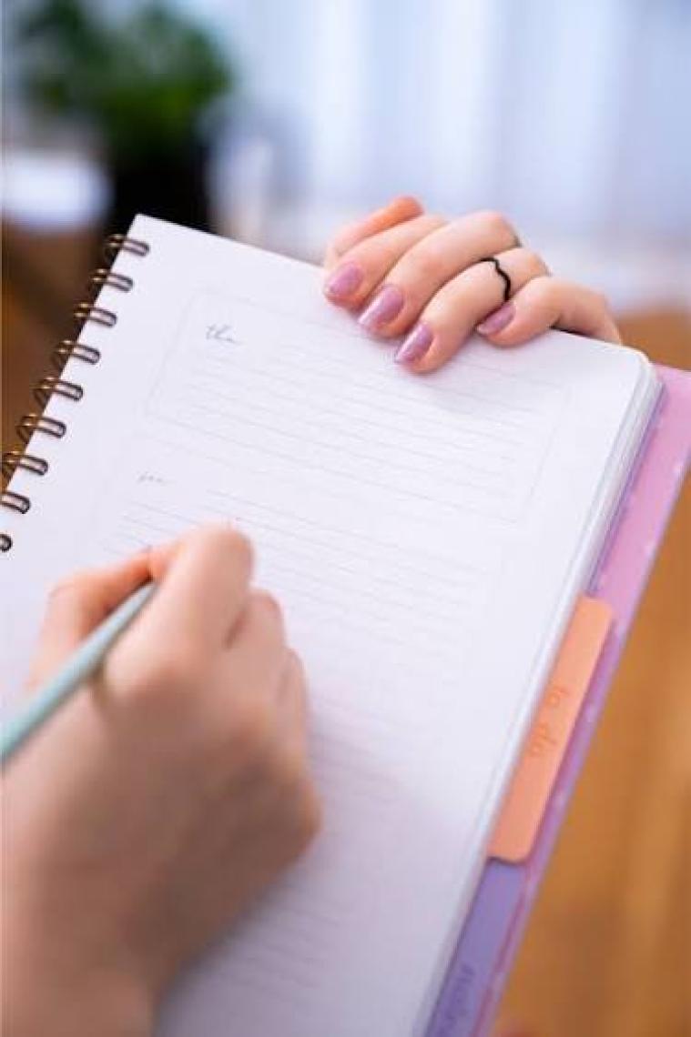 Victoria's Journals Gizli Spiralli Süresiz Planlayıcı Ajanda 17x24 Cm 100 gr. 3 adet ayraç-Haftalık bölümü 112 sayfa-To Do bölümü 30 sayfa-Noktalı Not bölümü 50 sayfa
