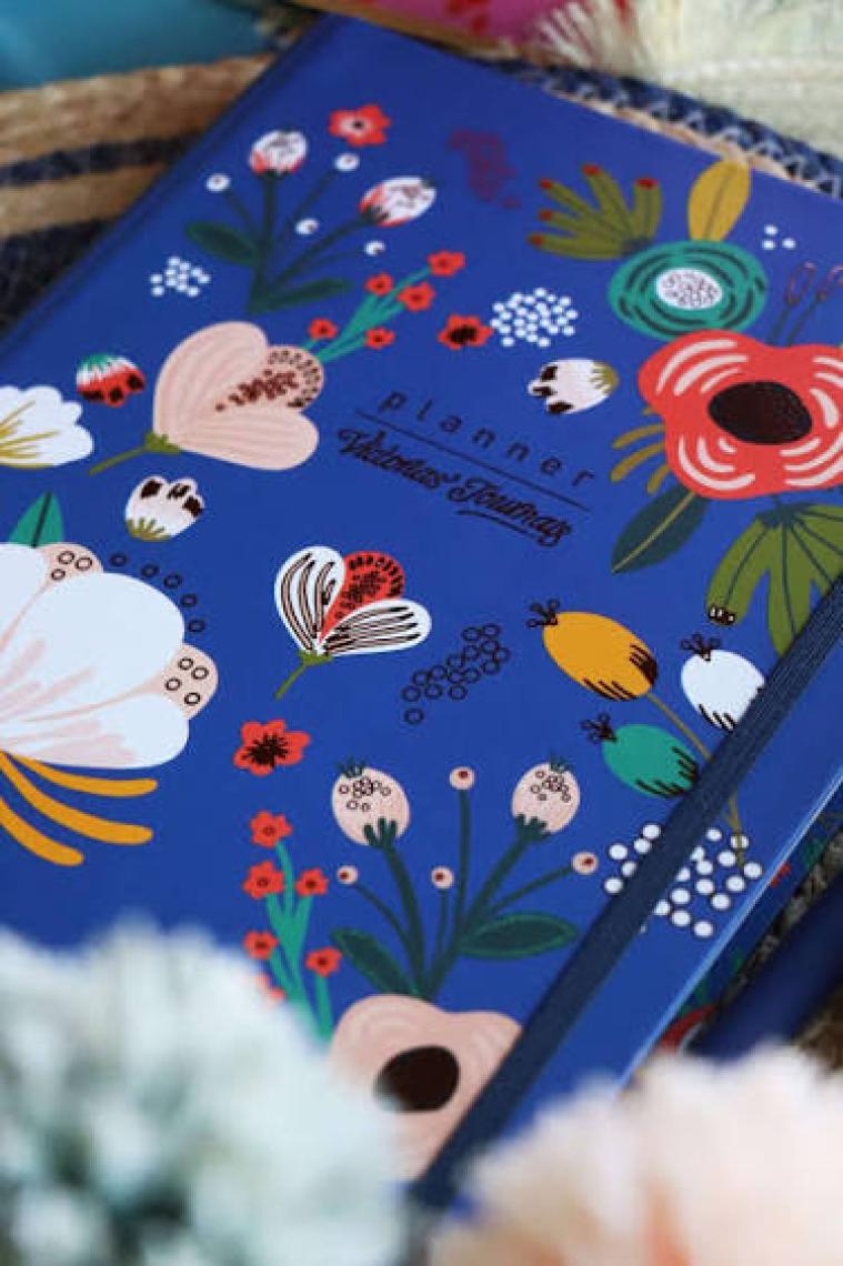 Victoria's Journals Gizli Spiralli Süresiz Planlayıcı Ajanda 17x24 Cm 100 gr. 3 adet ayraç-Haftalık bölümü 112 sayfa-To Do bölümü 30 sayfa-Noktalı Not bölümü 50 sayfa