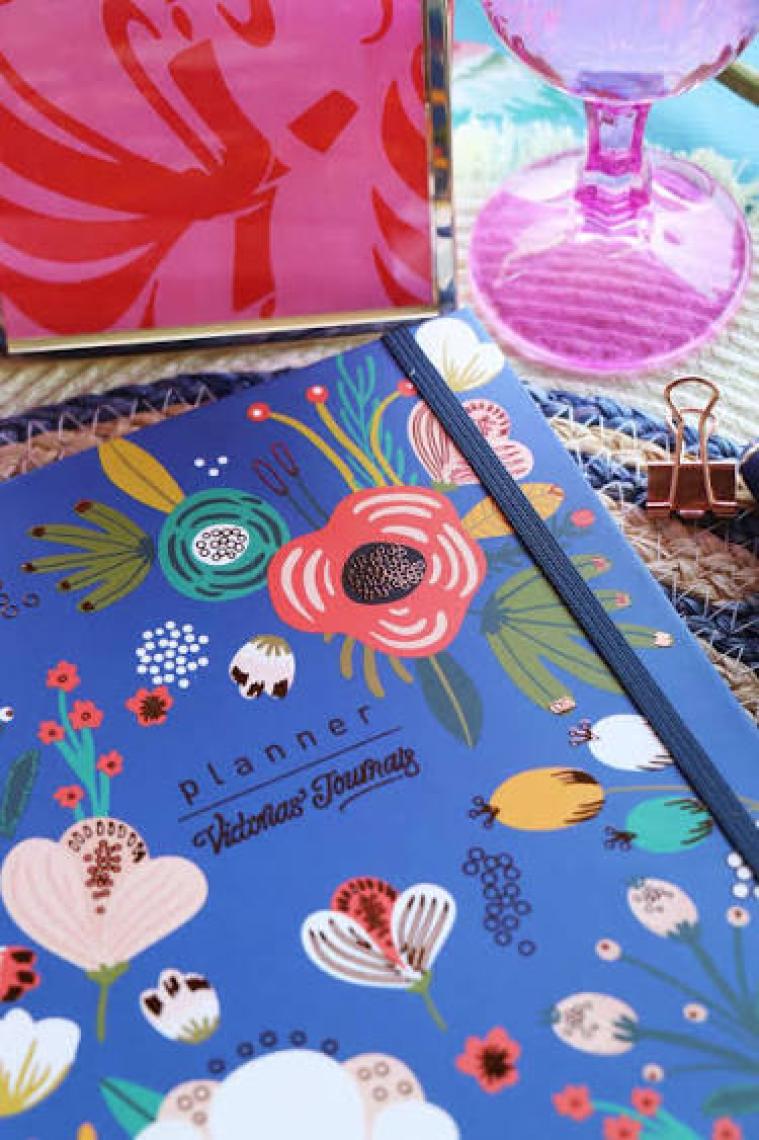 Victoria's Journals Gizli Spiralli Süresiz Planlayıcı Ajanda 17x24 Cm 100 gr. 3 adet ayraç-Haftalık bölümü 112 sayfa-To Do bölümü 30 sayfa-Noktalı Not bölümü 50 sayfa