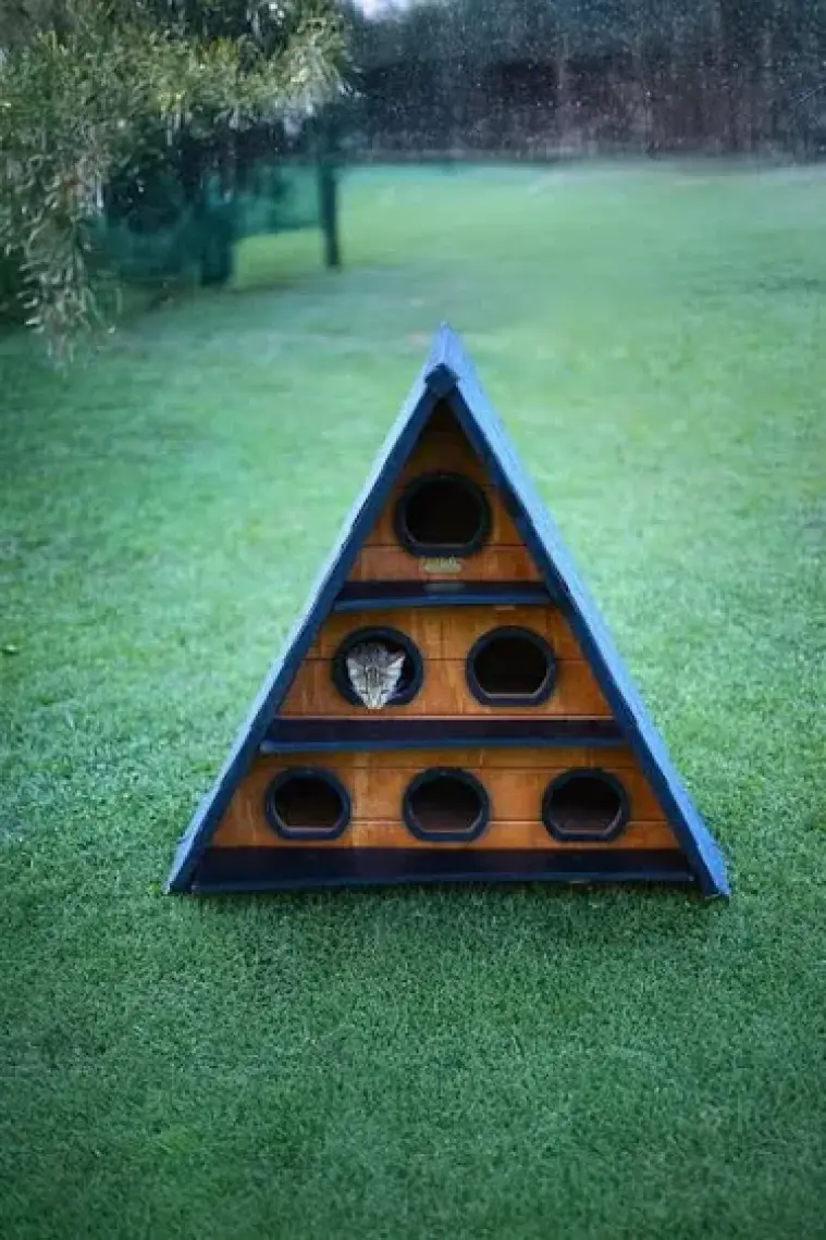Mandu Ahşap Üçgen Kedi Evi Büyük Boy