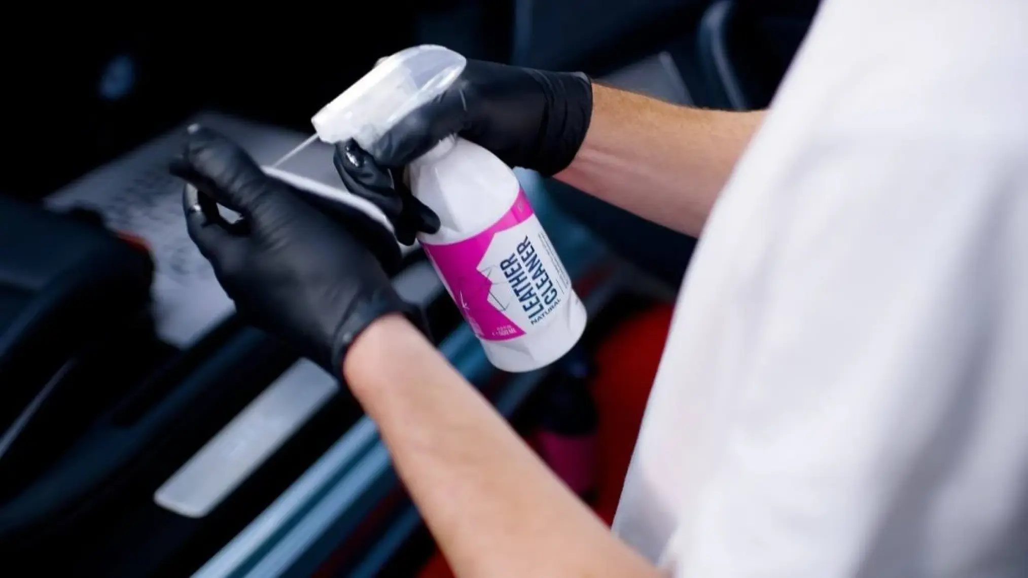 Gyeon Q²m Leathercleaner Strong Güçlü Deri Temizleyici - 500 ml -Mat Görünüm Deri Koltuk Temizleme
