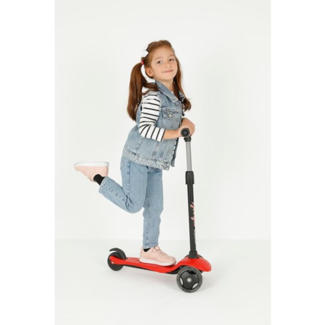 Star Işıklı 3 Tekerlekli Çocuk Scooter