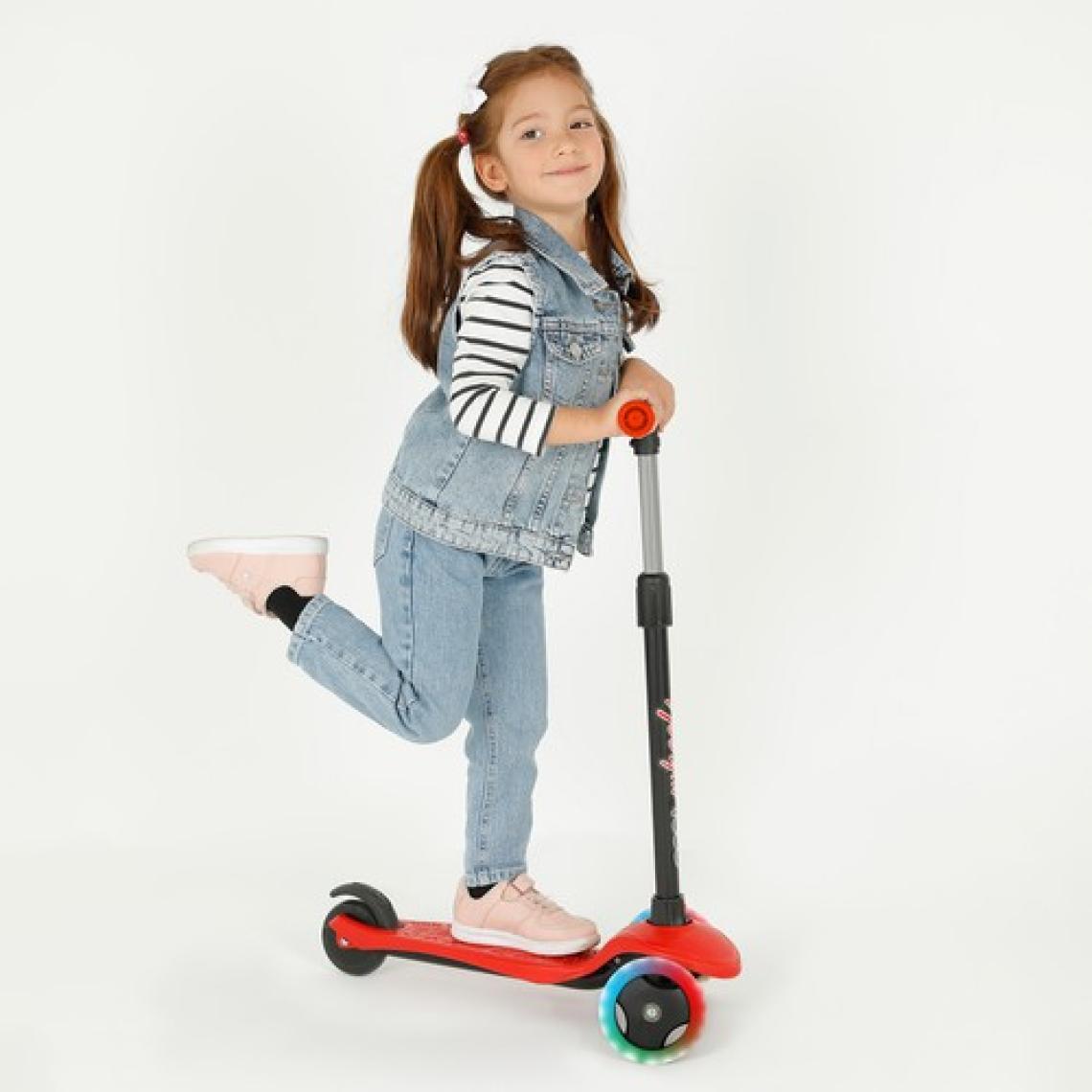 Cool Wheels Star Kırmızı 3 Tekerlekli Işıklı Çocuk Scooter