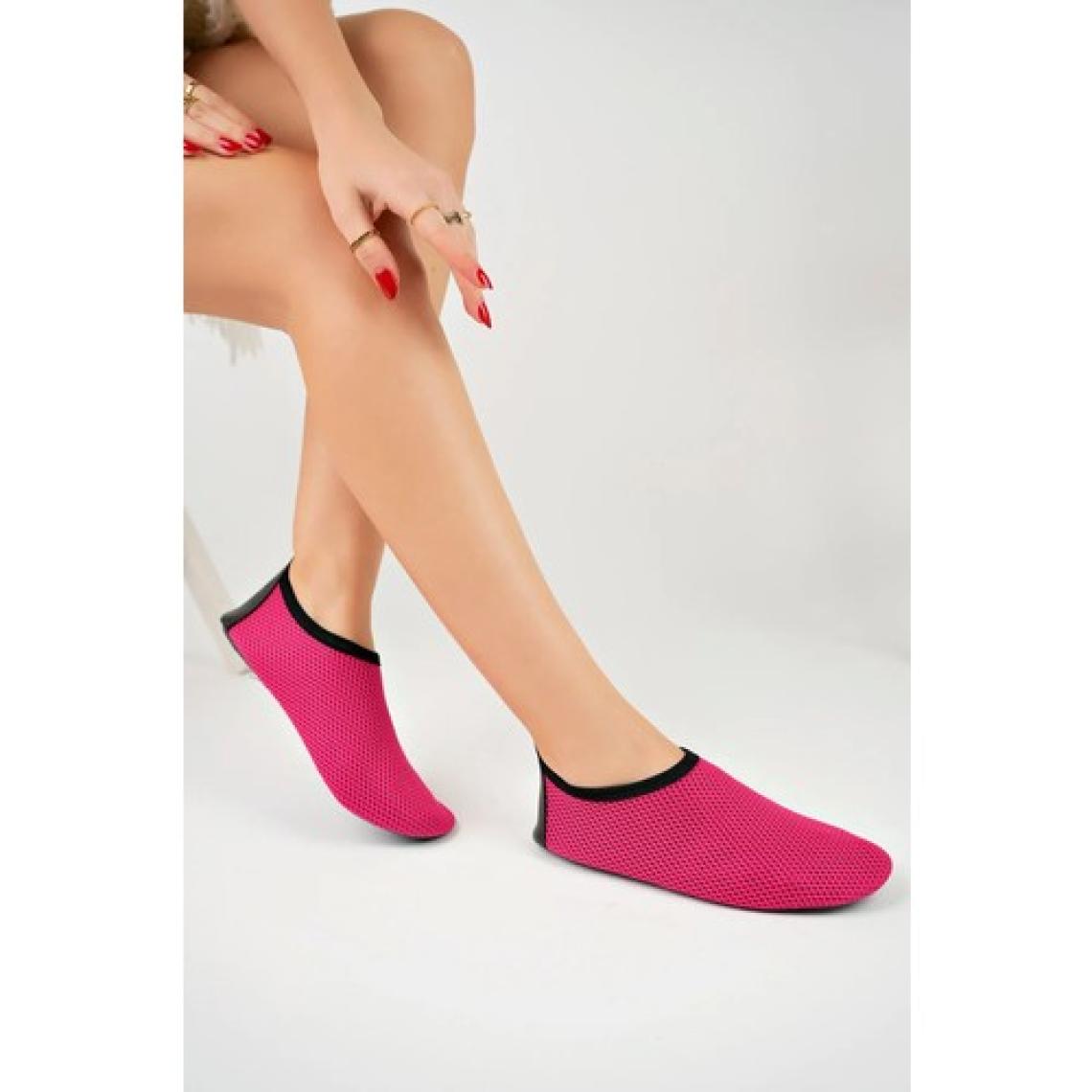 Diggo Pembe Alt Tabanı Kalın Taşlık Alanlara Dayanıklı Kaymaz Taban Deniz Plaj ve Yürüyüş Ayakkabısı