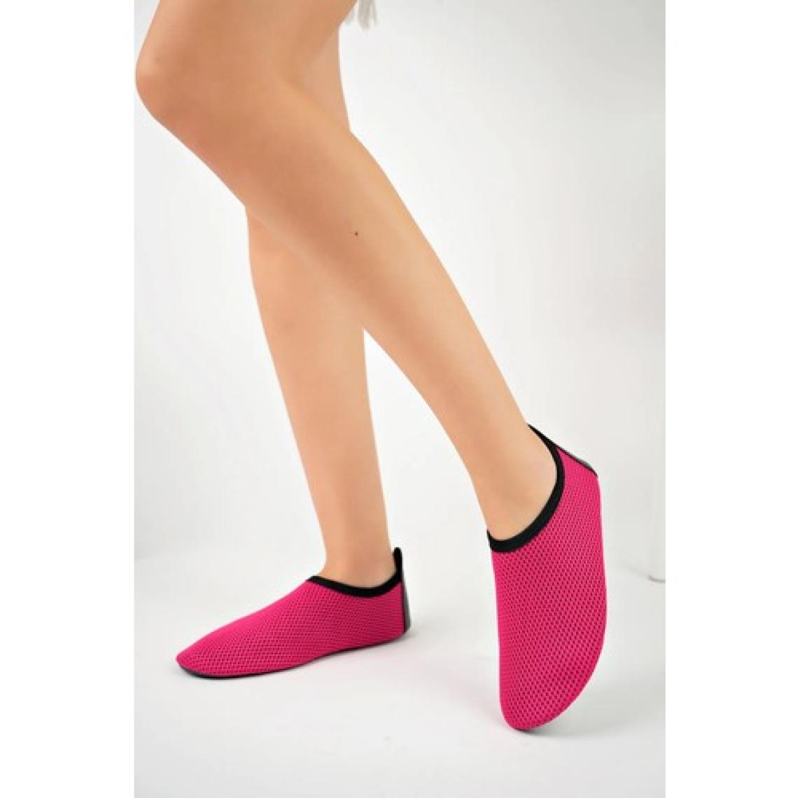 Diggo Pembe Alt Tabanı Kalın Taşlık Alanlara Dayanıklı Kaymaz Taban Deniz Plaj ve Yürüyüş Ayakkabısı