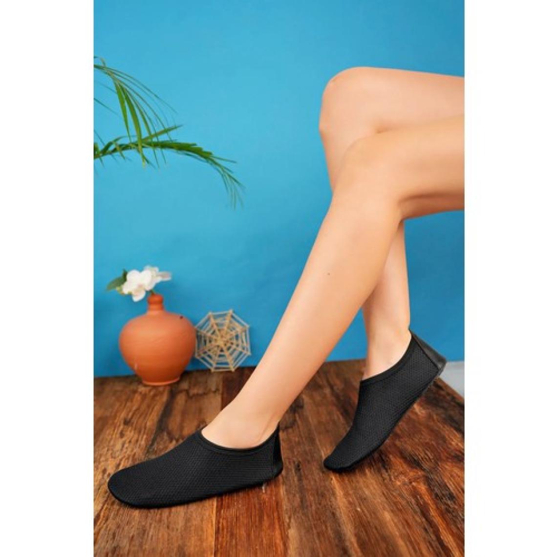 Diggo Siyah Alt Tabanı Kalın Taşlık Alanlara Dayanıklı Kaymaz Taban Deniz Plaj ve Yürüyüş Ayakkabısı