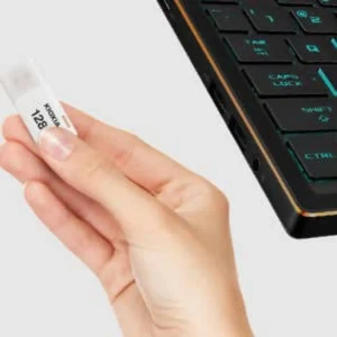 Kioxia 16GB U301 USB 3.2 Gen-1 Bellek (LU301W016GG4)