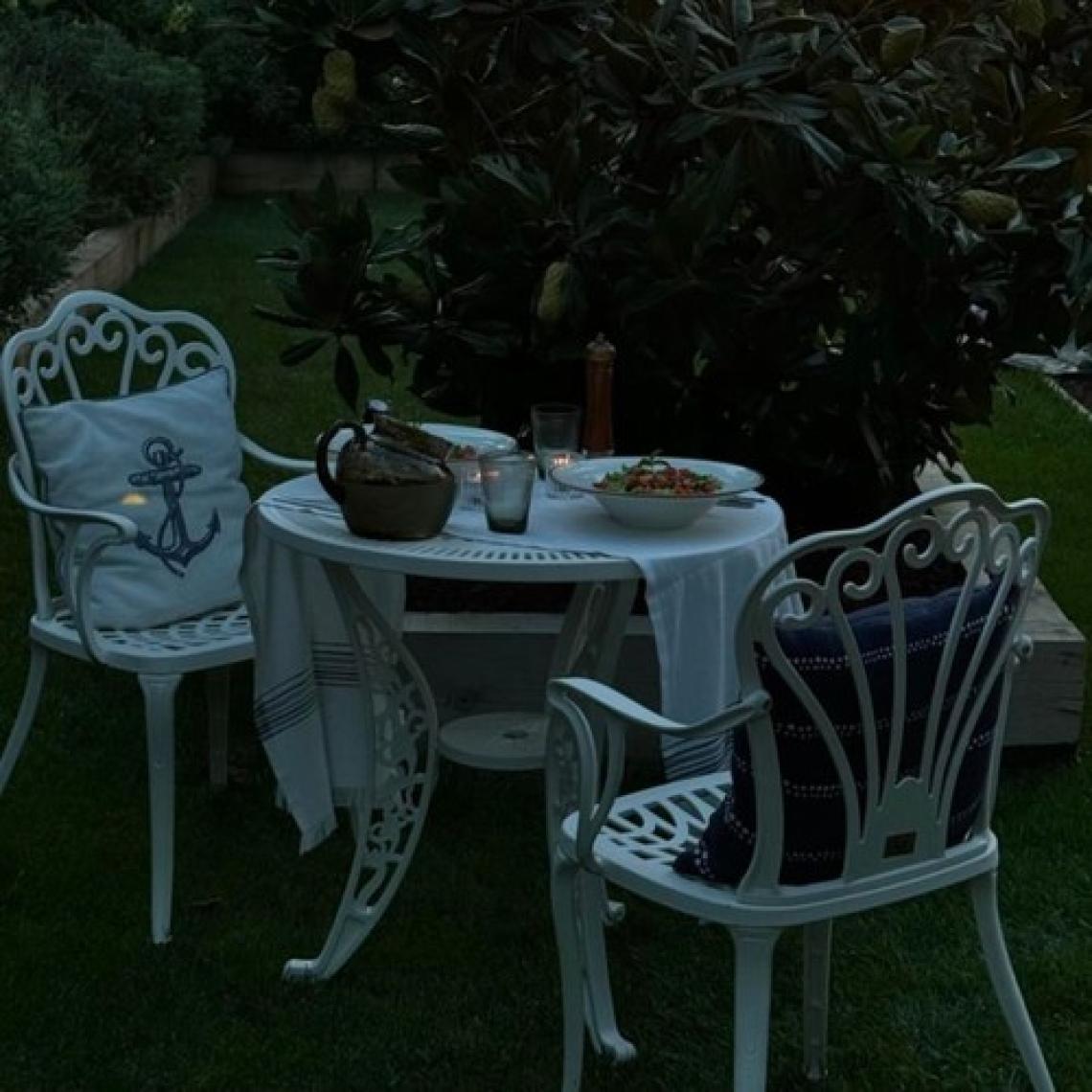 Ceritti Ferforje Görünümlü Plastik Masa Sandalye Takımı, 150 kg Taşıma Kapasiteli, 2 Yıl Garantili, Bahçe, Balkon ve Dış Mekan Kullanımına Uygun, 2 Kişilik Masa ve Sandalye Takımı