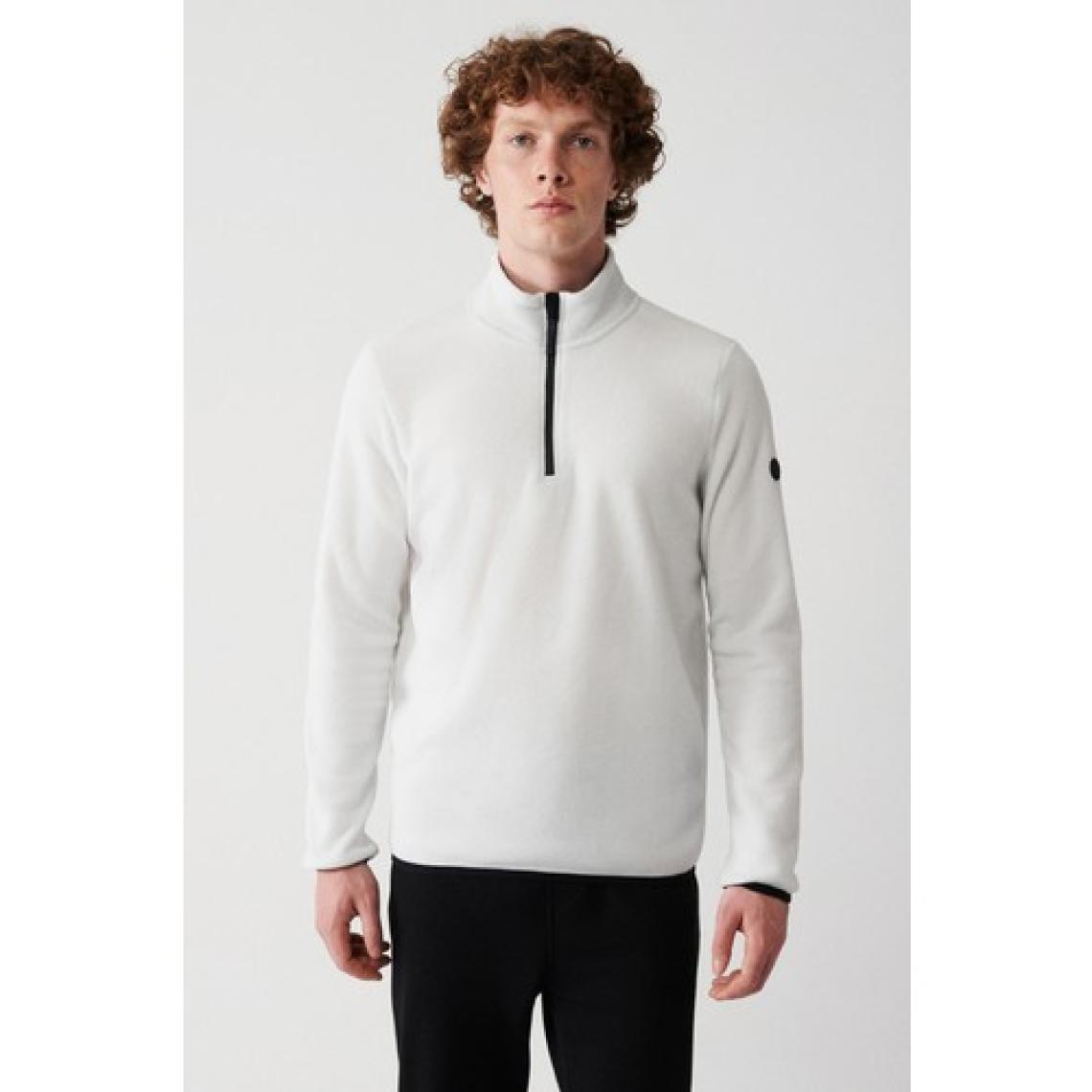 AVVA Erkek Beyaz Soğuğa Dayanıklı Yarım Fermuarlı Dik Yaka Polar Sweatshirt E001068