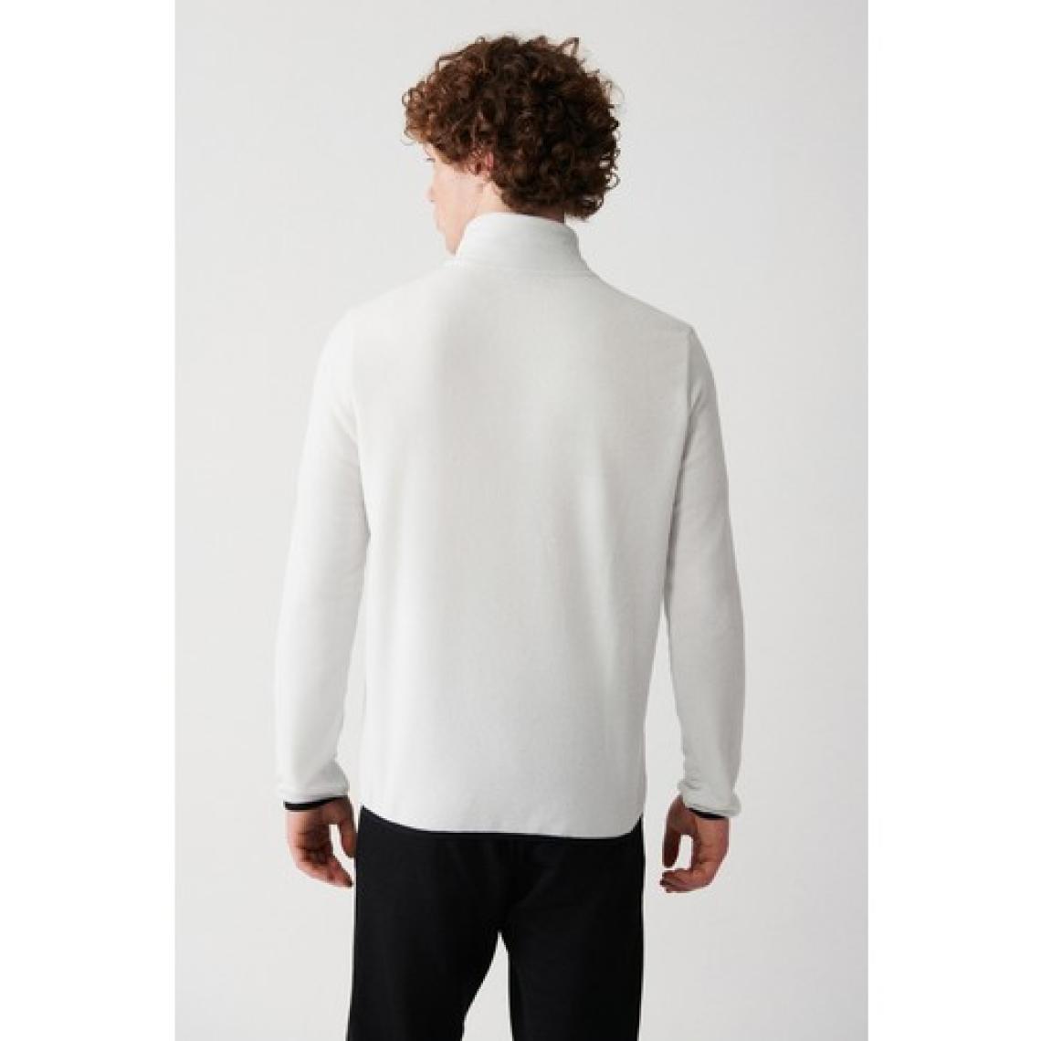 AVVA Erkek Beyaz Soğuğa Dayanıklı Yarım Fermuarlı Dik Yaka Polar Sweatshirt E001068