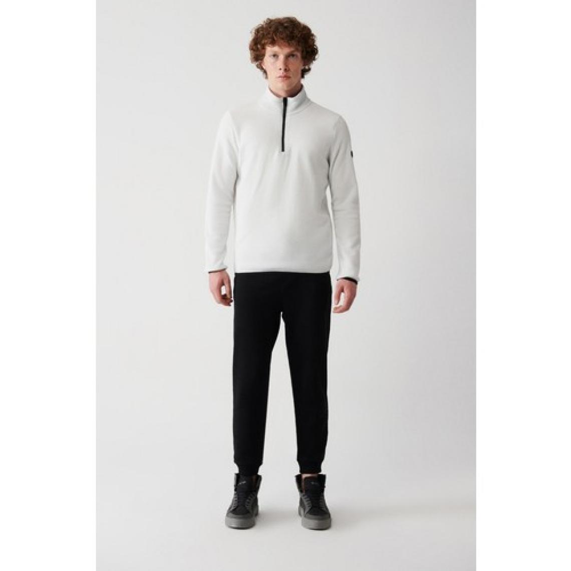 AVVA Erkek Beyaz Soğuğa Dayanıklı Yarım Fermuarlı Dik Yaka Polar Sweatshirt E001068