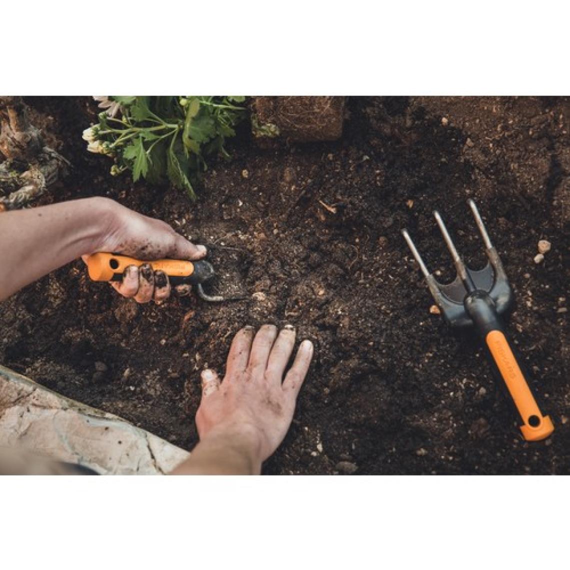 Fiskars 137210-1000727 Premium Küçük Toprak Küreği - Sivri