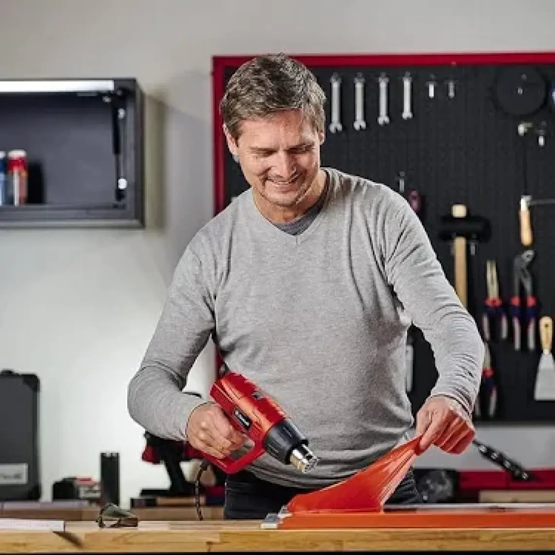 Einhell Sıcak Hava Tabancası TH-HA 2000/1 (2.000 W, 2 sıcaklık kademesi: 350°/550°, aşırı ısınma koruması, 4 başlık ve boya kazıyıcı dahil) - 4520179