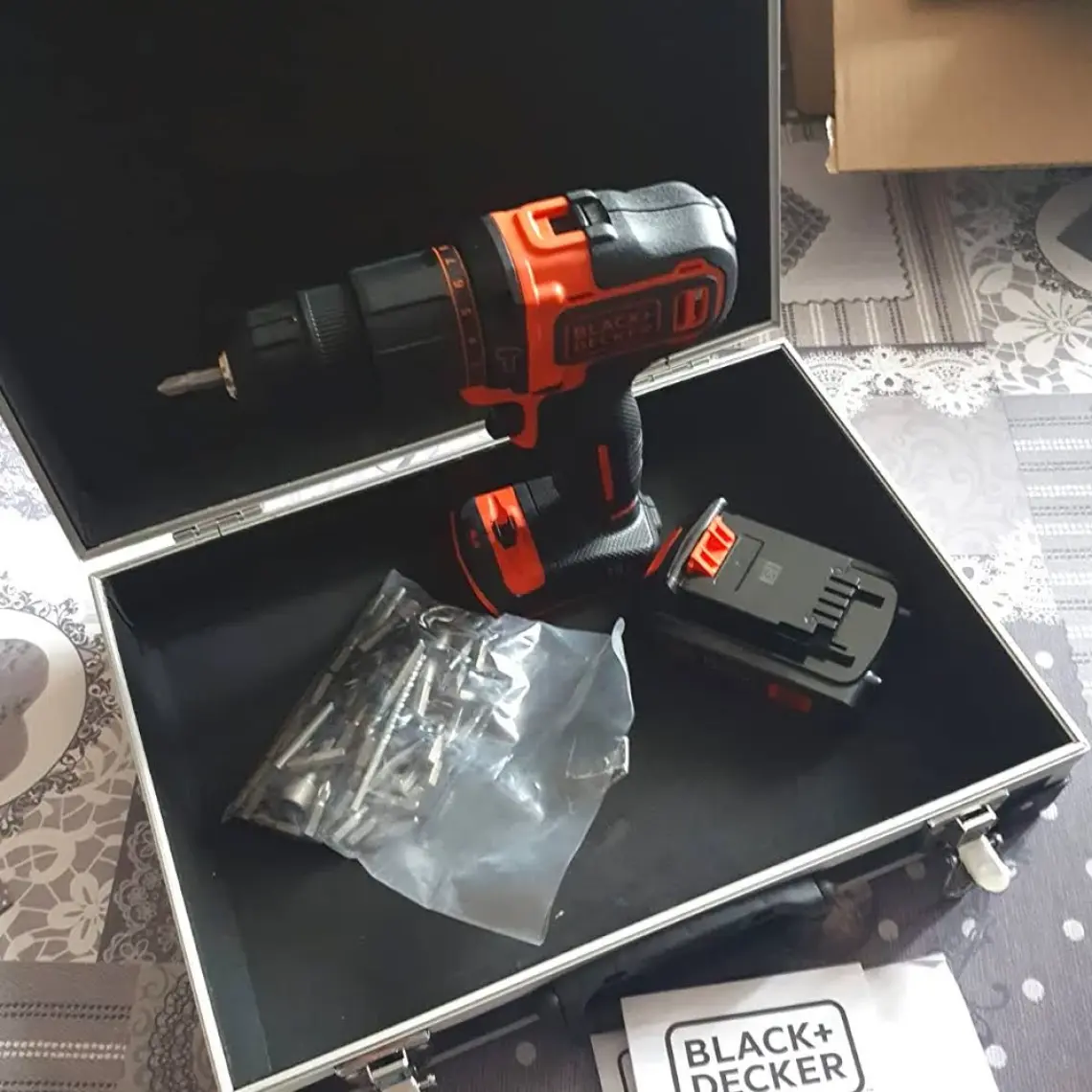 Black & Decker BDCDD12BAFC-QW 10.8V 1.5Ah Li-Ion Şarjlı Matkap Vidalama,Taşıma Çantası,100 Parça Aks. Seti