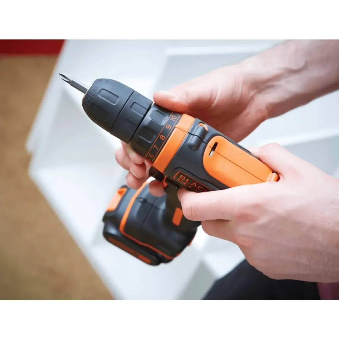 Black & Decker BDCDD12BAFC-QW 10.8V 1.5Ah Li-Ion Şarjlı Matkap Vidalama,Taşıma Çantası,100 Parça Aks. Seti