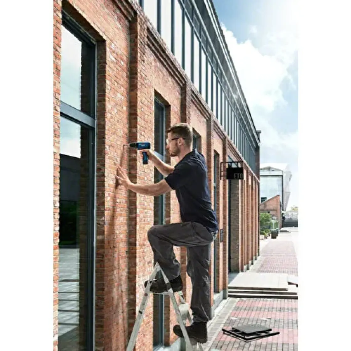 Bosch GSB 120-LI 12 V 2x2 Ah Akülü Darbeli Vidalama Makinesi