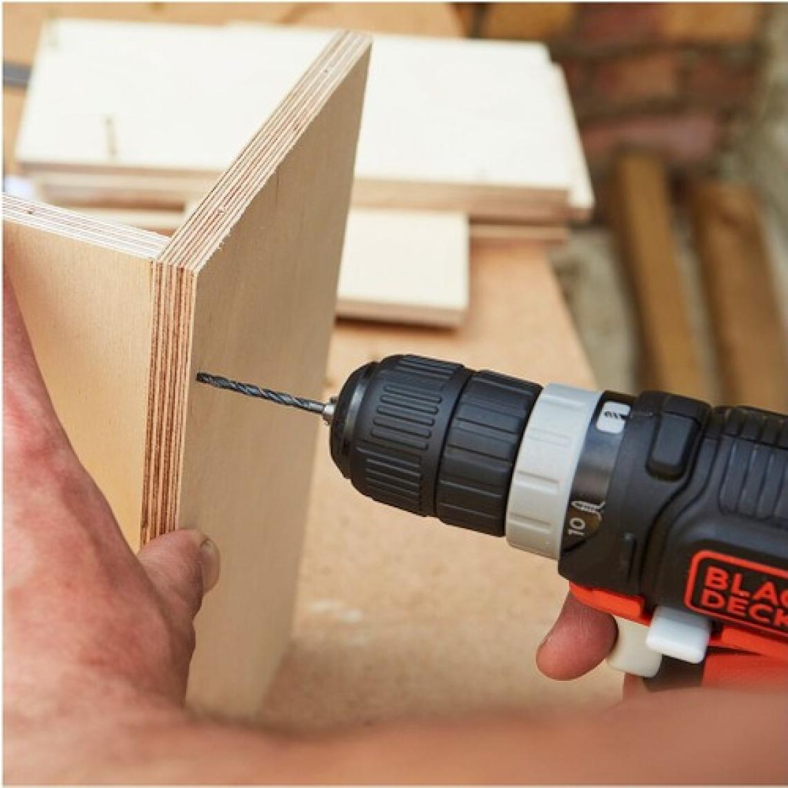 Black+Decker BDCDD12BAFC-QW 10.8V 1.5Ah Li-Ion Şarjlı Matkap Vidalama,Taşıma Çantası,100 Parça Aks. Seti
