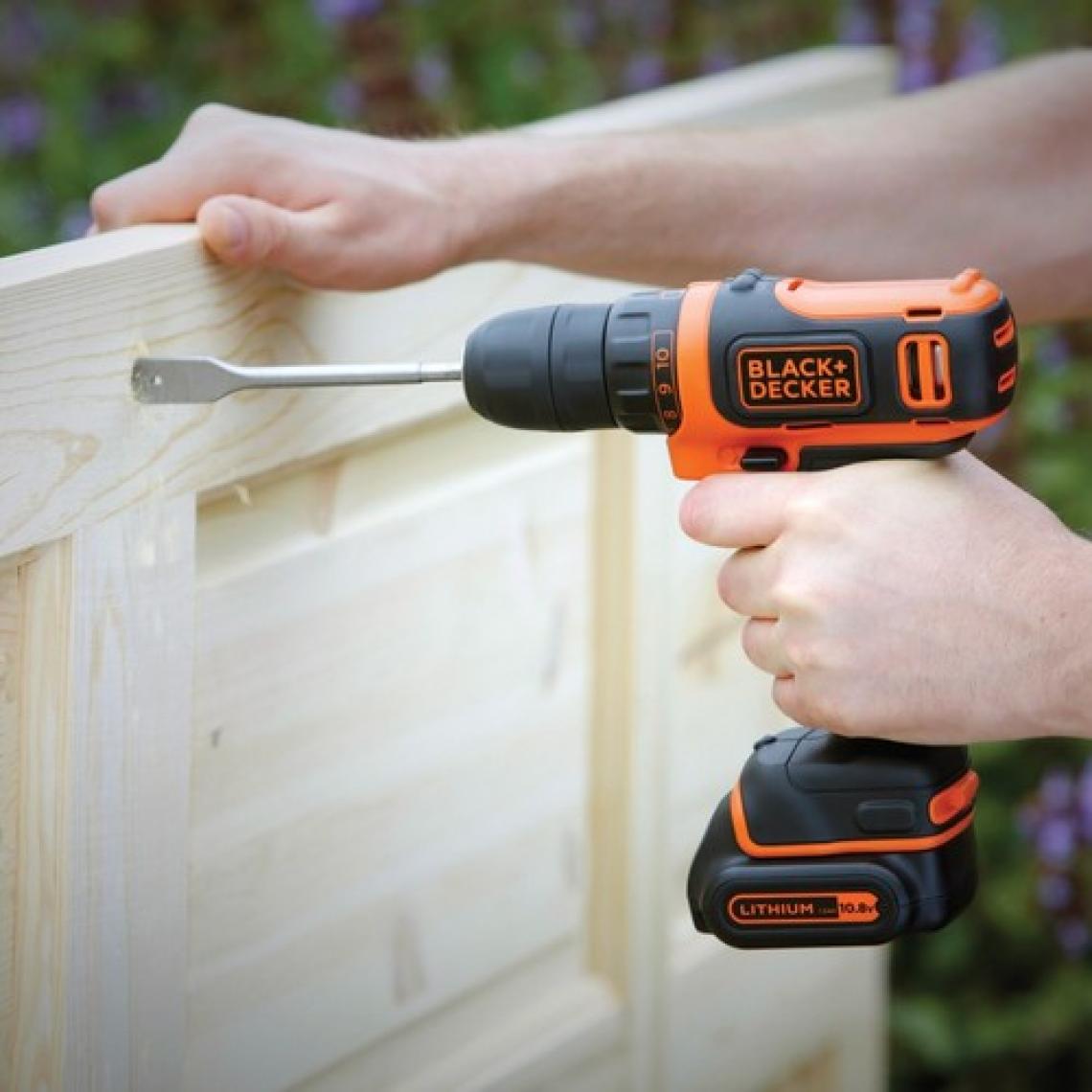 Black+Decker BDCDD12BAFC-QW 10.8V 1.5Ah Li-Ion Şarjlı Matkap Vidalama,Taşıma Çantası,100 Parça Aks. Seti