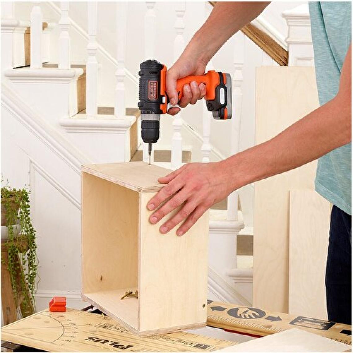 Black+Decker BDCDD12BAFC-QW 10.8V 1.5Ah Li-Ion Şarjlı Matkap Vidalama,Taşıma Çantası,100 Parça Aks. Seti