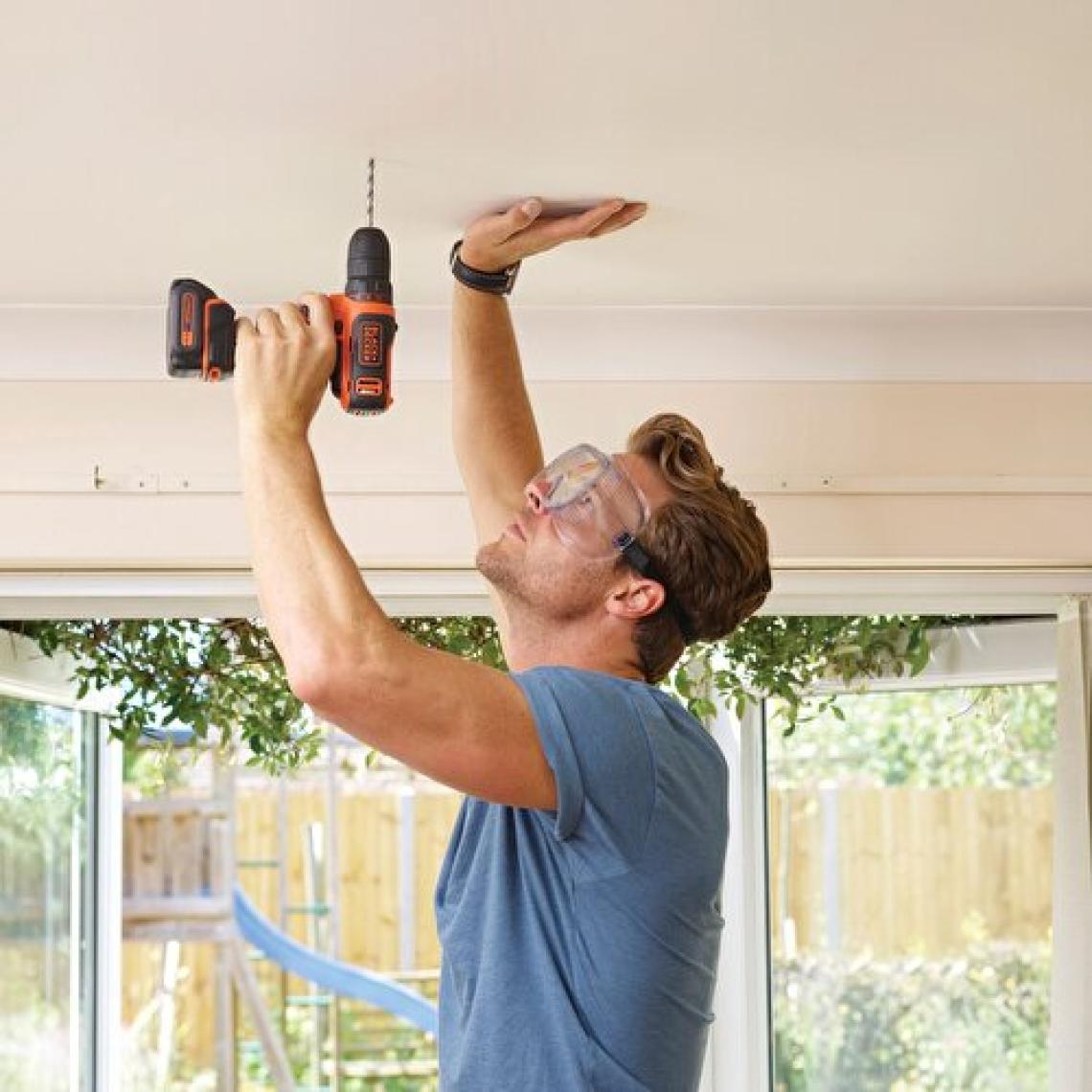 Black+Decker BDCDD12BAFC-QW 10.8V 1.5Ah Li-Ion Şarjlı Matkap Vidalama,Taşıma Çantası,100 Parça Aks. Seti