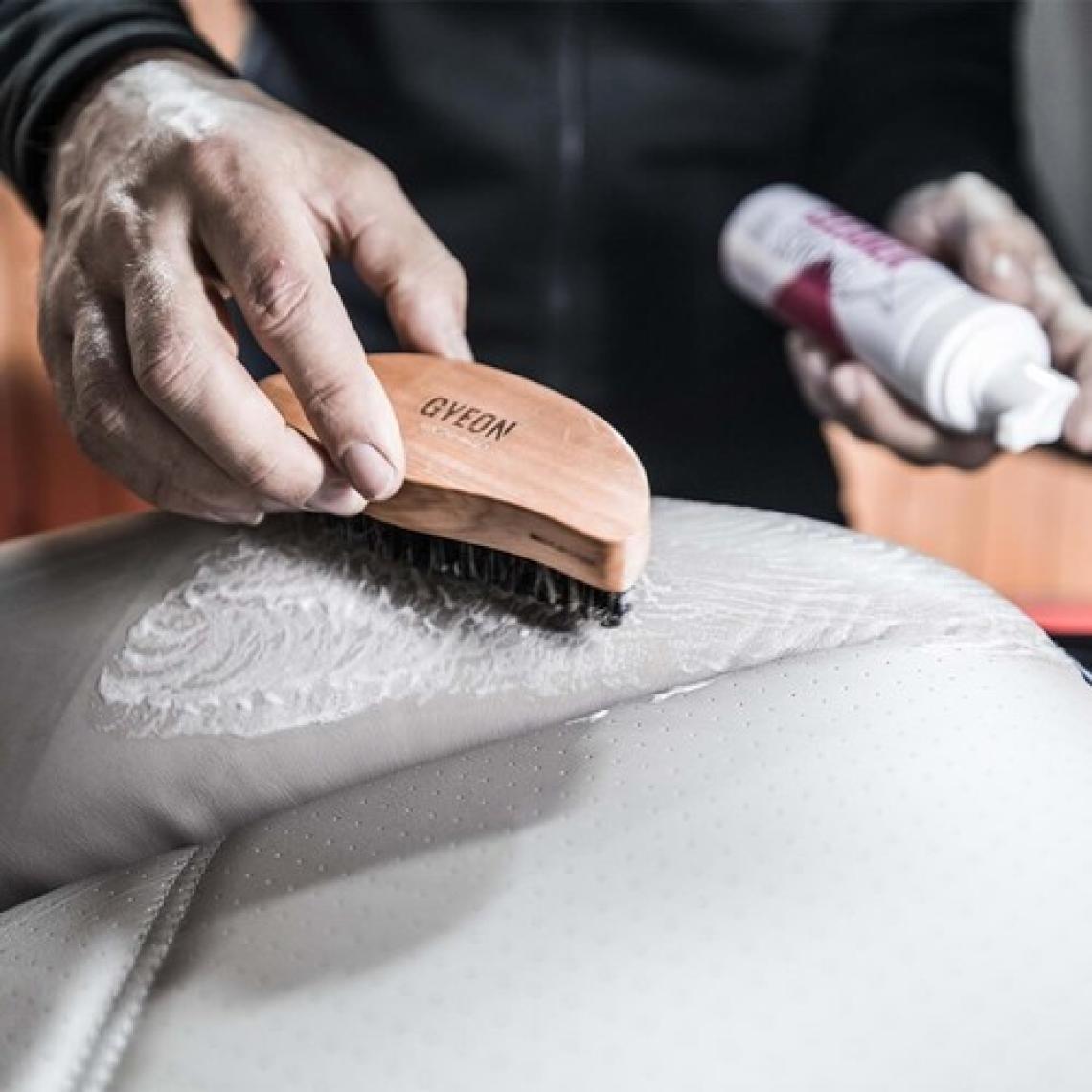 Gyeon Q2M Leather Brush