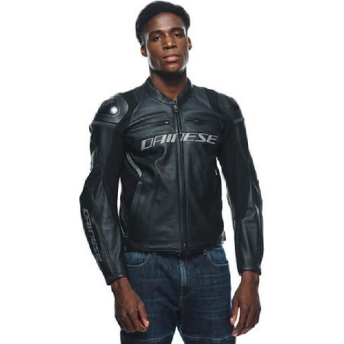 Dainese Racing 4 Siyah Dana Derisi Motosiklet Ceketi – Yansıtıcı Detaylı, Spor ve Şehir Sürüşüne Uygun