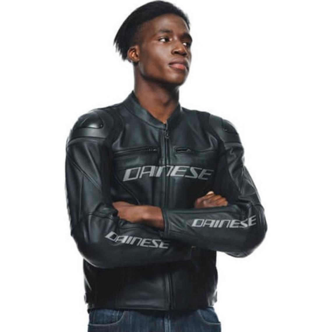 Dainese Racing 4 Siyah Dana Derisi Motosiklet Ceketi – Yansıtıcı Detaylı, Spor ve Şehir Sürüşüne Uygun