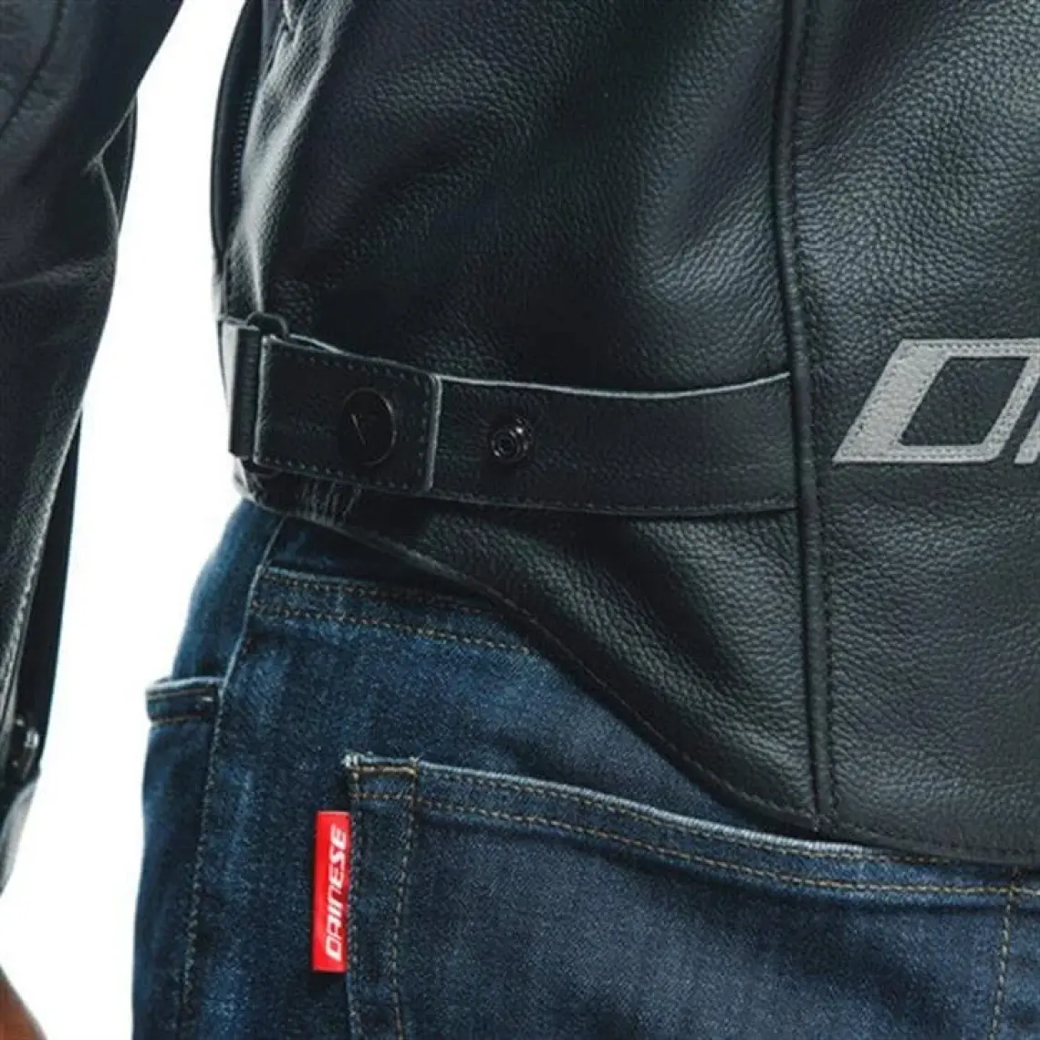 Dainese Racing 4 Siyah Dana Derisi Motosiklet Ceketi – Yansıtıcı Detaylı, Spor ve Şehir Sürüşüne Uygun