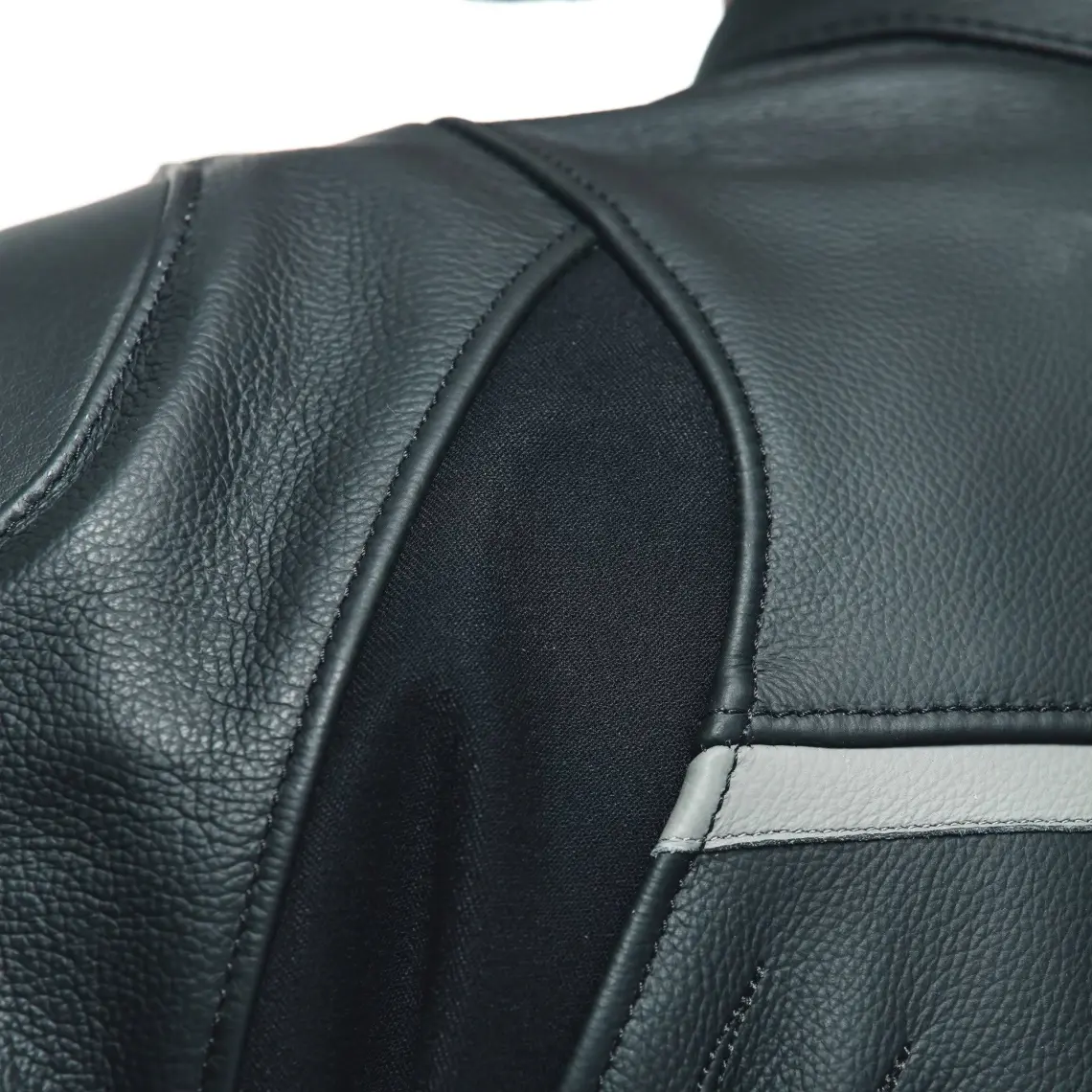 Dainese Racing 4 Siyah Dana Derisi Motosiklet Ceketi – Yansıtıcı Detaylı, Spor ve Şehir Sürüşüne Uygun