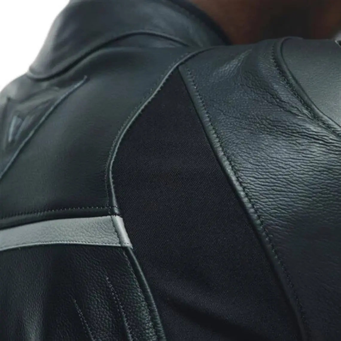 Dainese Racing 4 Siyah Dana Derisi Motosiklet Ceketi – Yansıtıcı Detaylı, Spor ve Şehir Sürüşüne Uygun
