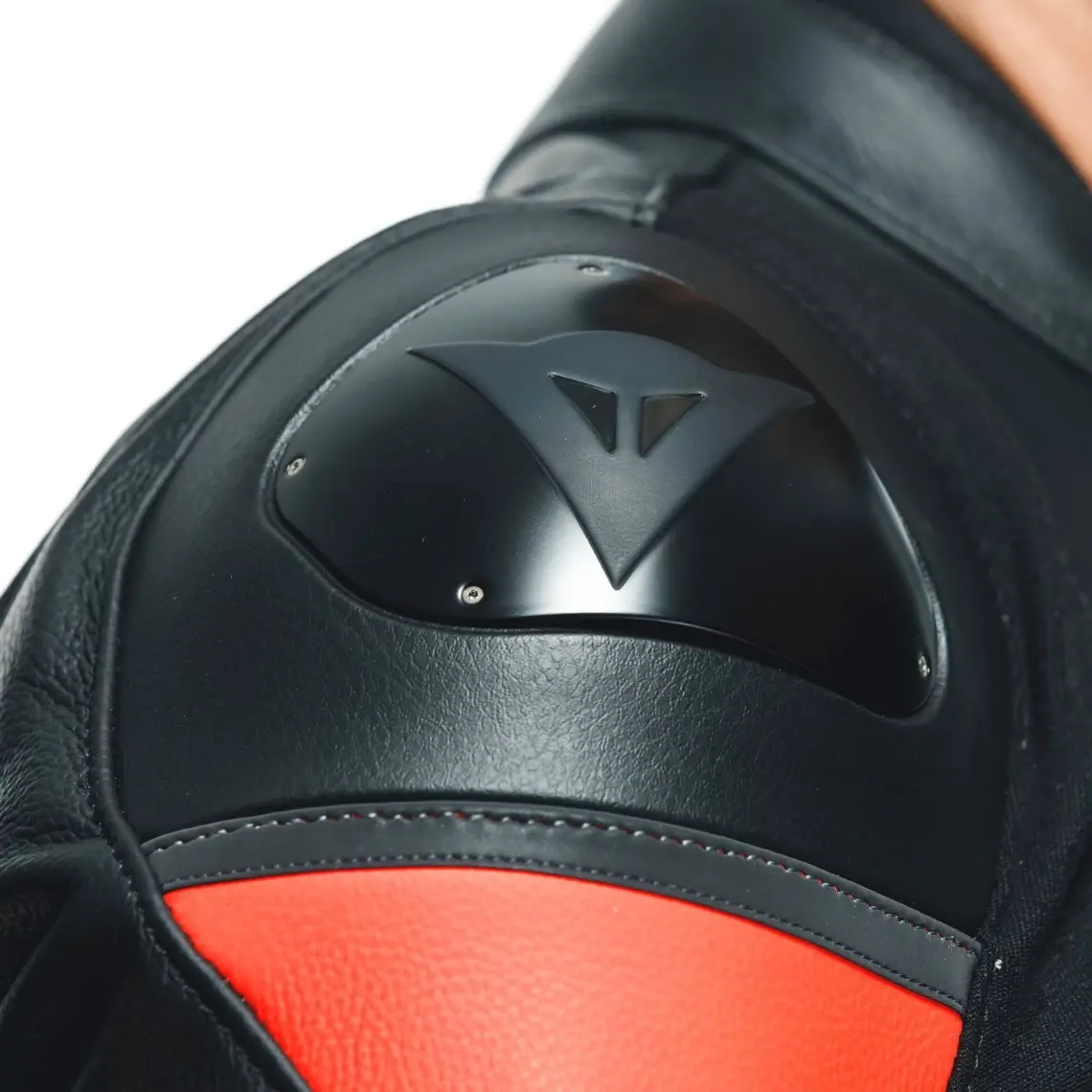 Dainese Racing 4 Siyah Dana Derisi Motosiklet Ceketi – Yansıtıcı Detaylı, Spor ve Şehir Sürüşüne Uygun