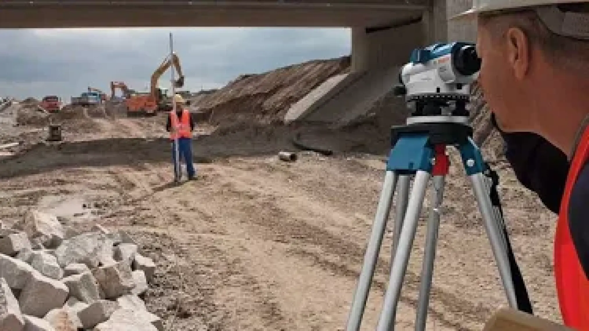 Bosch Gol 20 D Optik Hizalama/Optik Nivo (Ölçüm Birimi : Derece) + Profesyonel Hafif Alüminyum Tripod Ve Profesyonel Alümiyum Mira