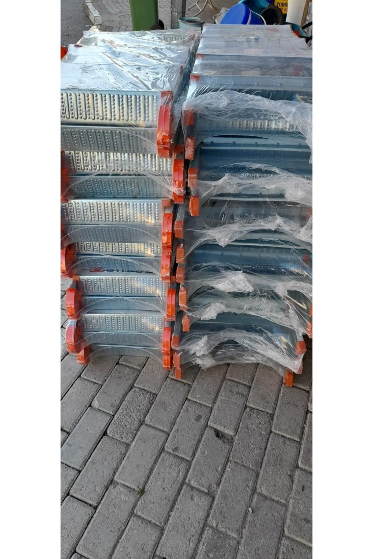 Perilla 12504 Çift Çıkışlı 4+4 Basamak Metal Merdiven