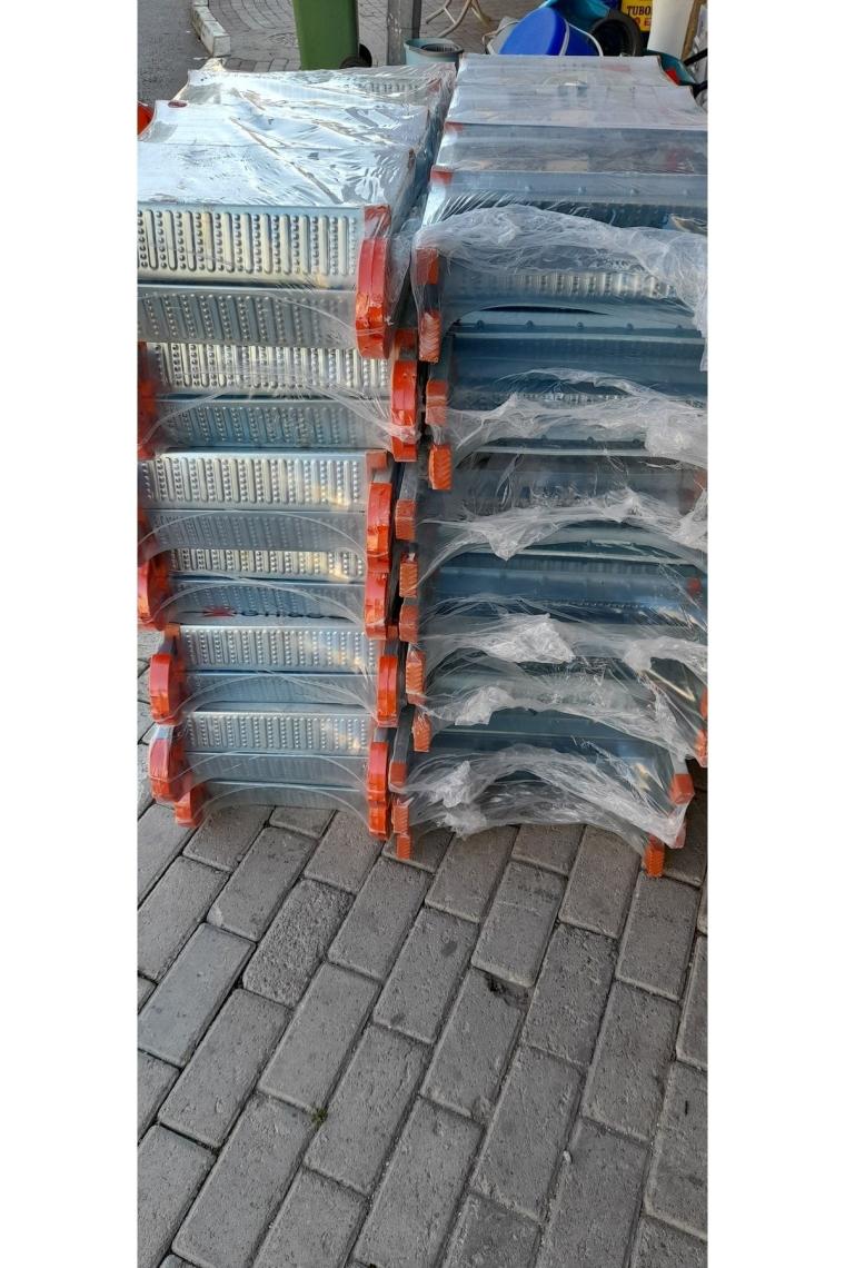 Perilla Çift Çıkışlı 4 Basamaklı Metal Merdiven