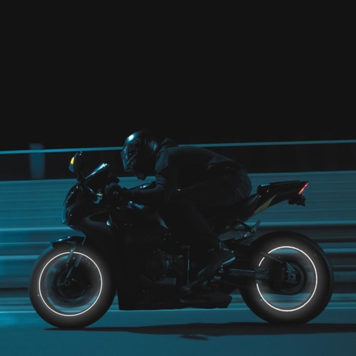 Boss Tape Araç Otomobil Motosiklet Parlayan Reflektörlü Beyaz Neon Jant Bandı Sertifikalı En:7mm Boy:7mt
