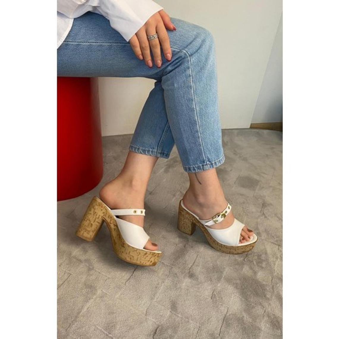 Preshley Kadın Rina Beyaz 10 cm Platfom Topuklu Mantar Taban Terlik & Sandalet K-840