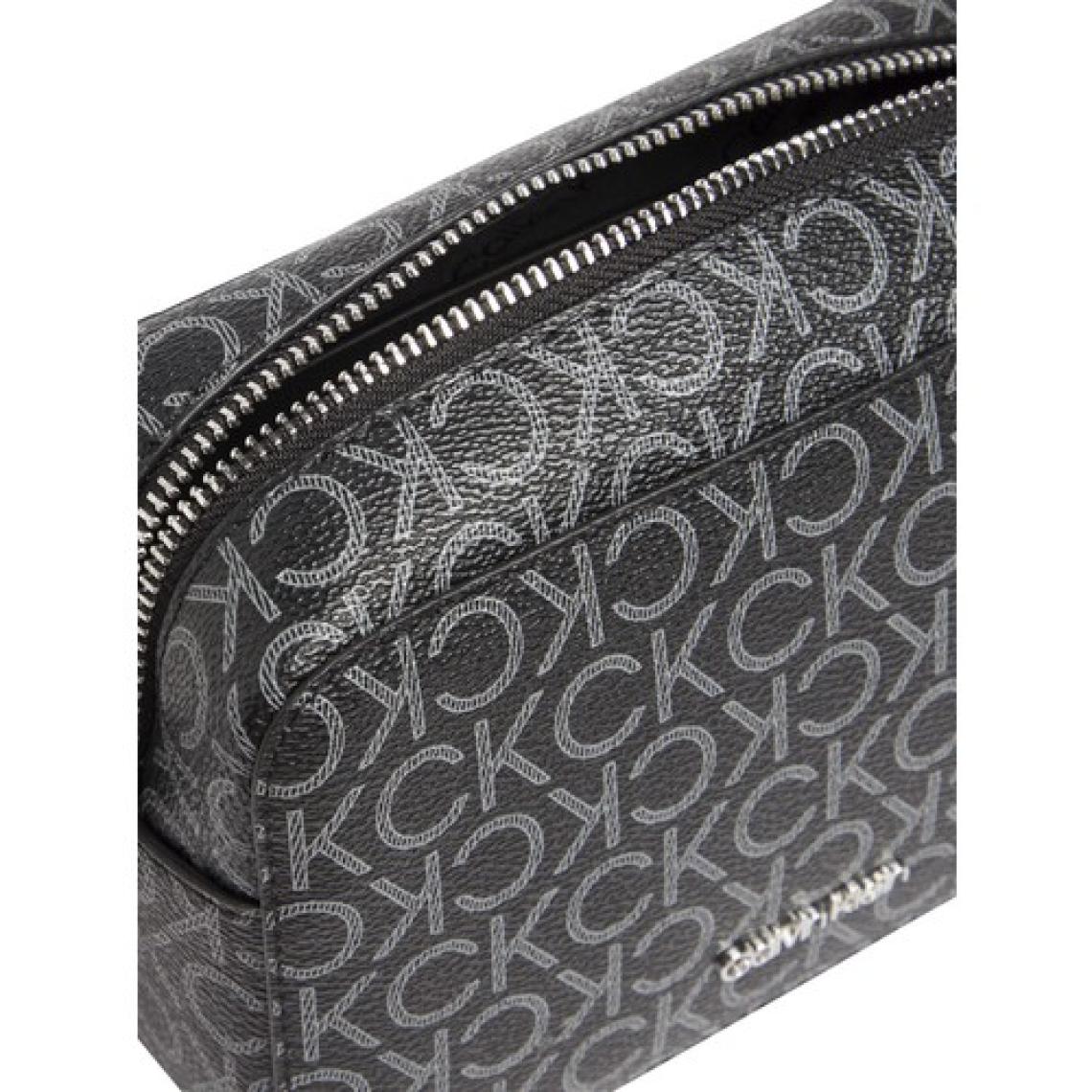 Calvin Klein Çapraz Çan, Standart, Siyah