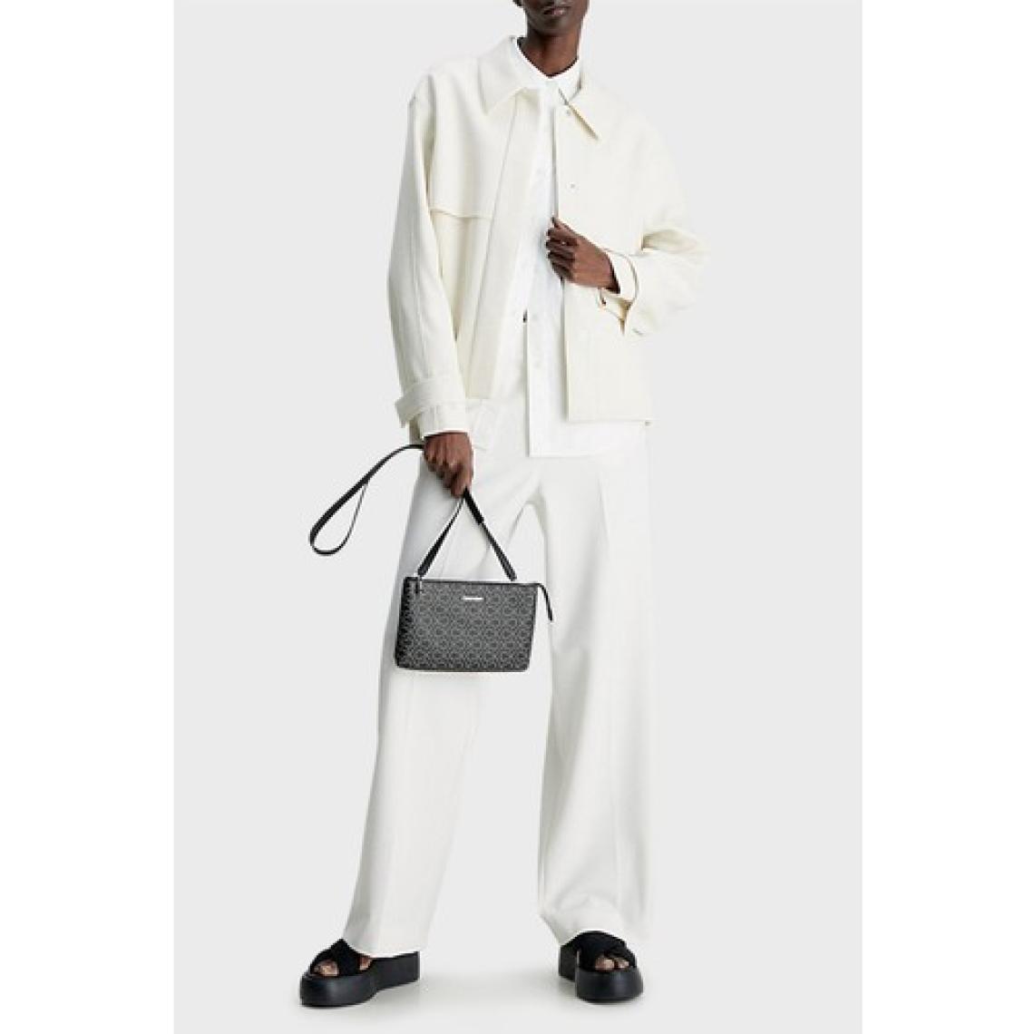 Calvin Klein Kadın Ck Must Çapraz Çanta