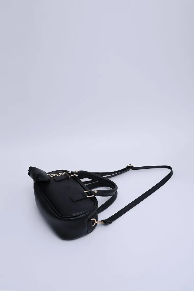 SHAKA Siyah SHK207 Suni Deri Charm Detaylı Fermuarlı Ayarlanabilir Askılı El, Kol ve Omuz Çantası U:14 E:24 G:8 cm