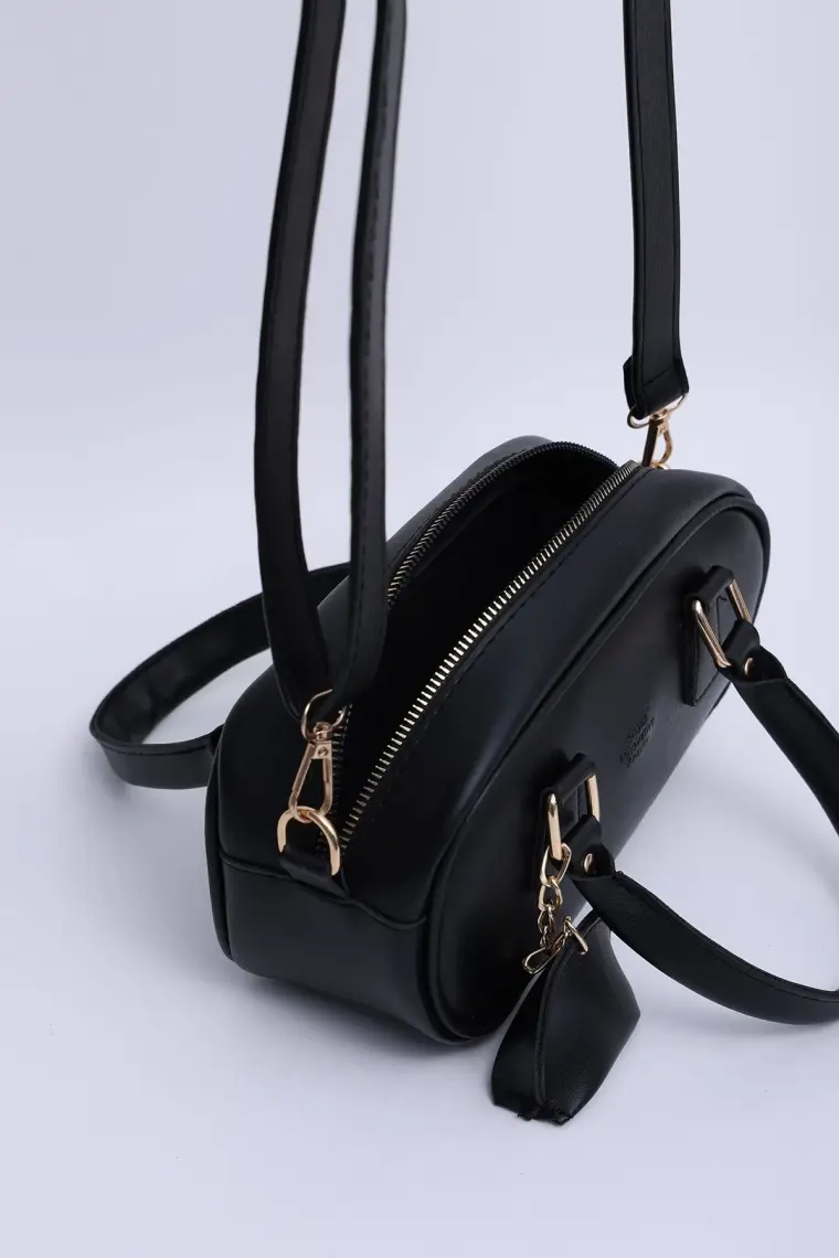 SHAKA Siyah SHK207 Suni Deri Charm Detaylı Fermuarlı Ayarlanabilir Askılı El, Kol ve Omuz Çantası U:14 E:24 G:8 cm