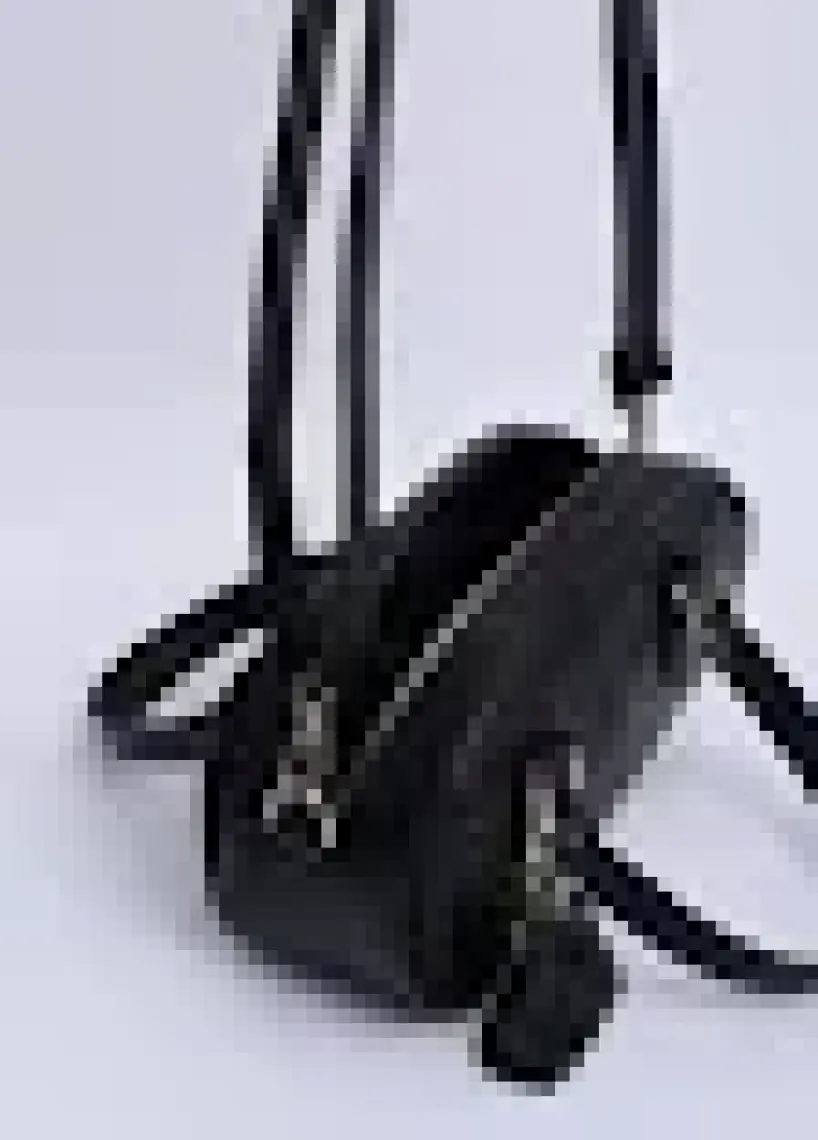 SHAKA Siyah SHK207 Suni Deri Charm Detaylı Fermuarlı Ayarlanabilir Askılı El, Kol ve Omuz Çantası U:14 E:24 G:8 cm